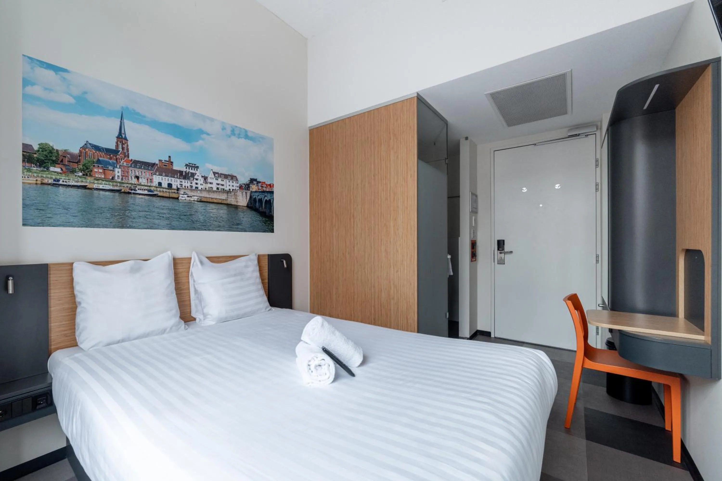 Bedroom, Bed in easyHotel Maastricht City Centre