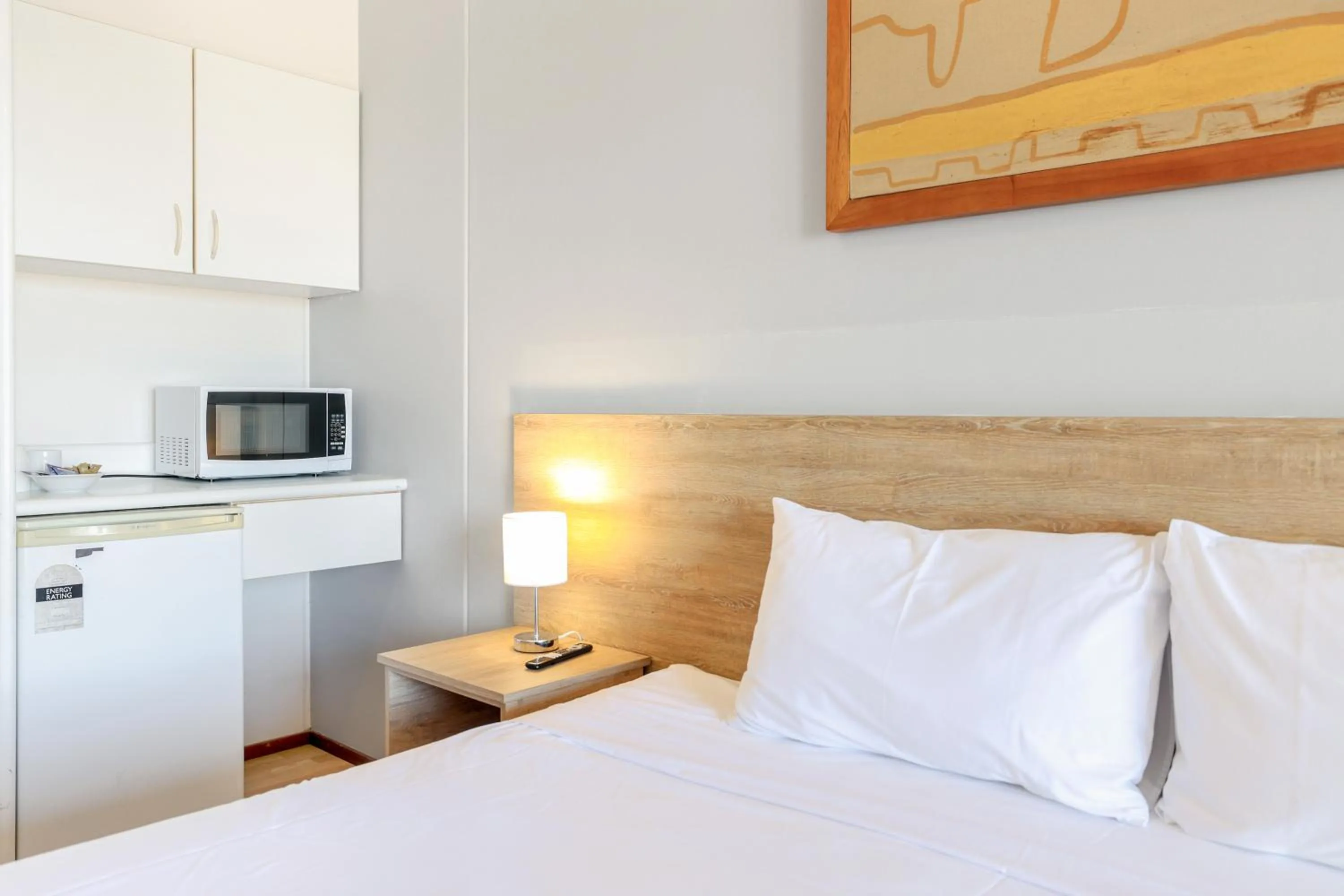 Coffee/tea facilities, Bed in Cullen Bay Resorts