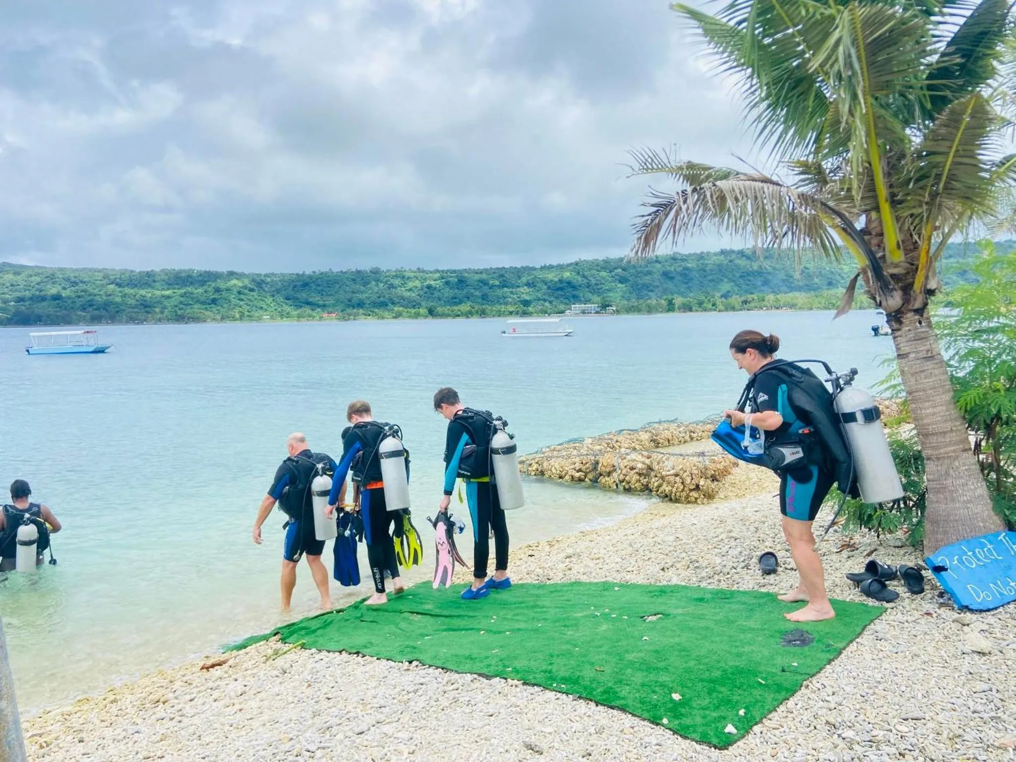 Diving in Hideaway Island Resort