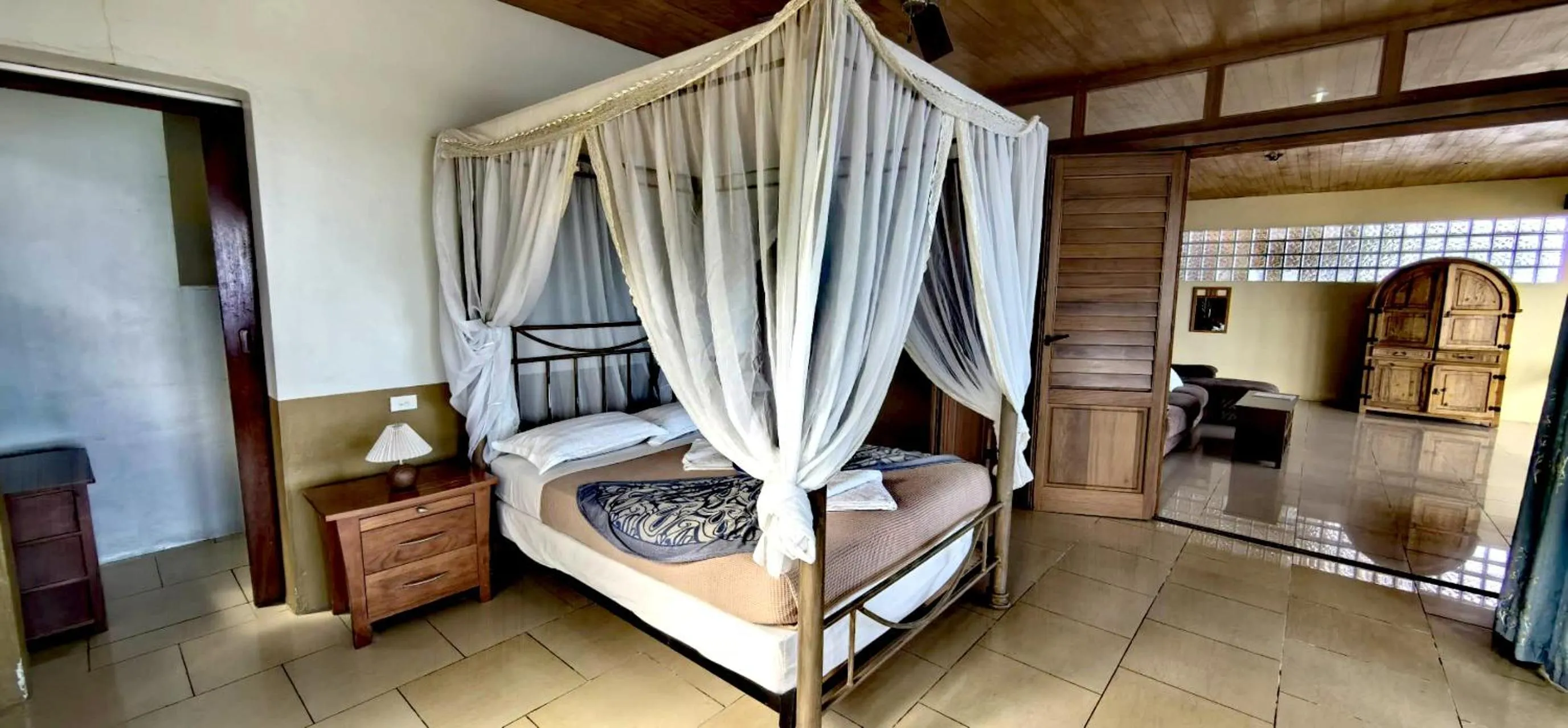 Photo of the whole room, Bed in Hideaway Island Resort