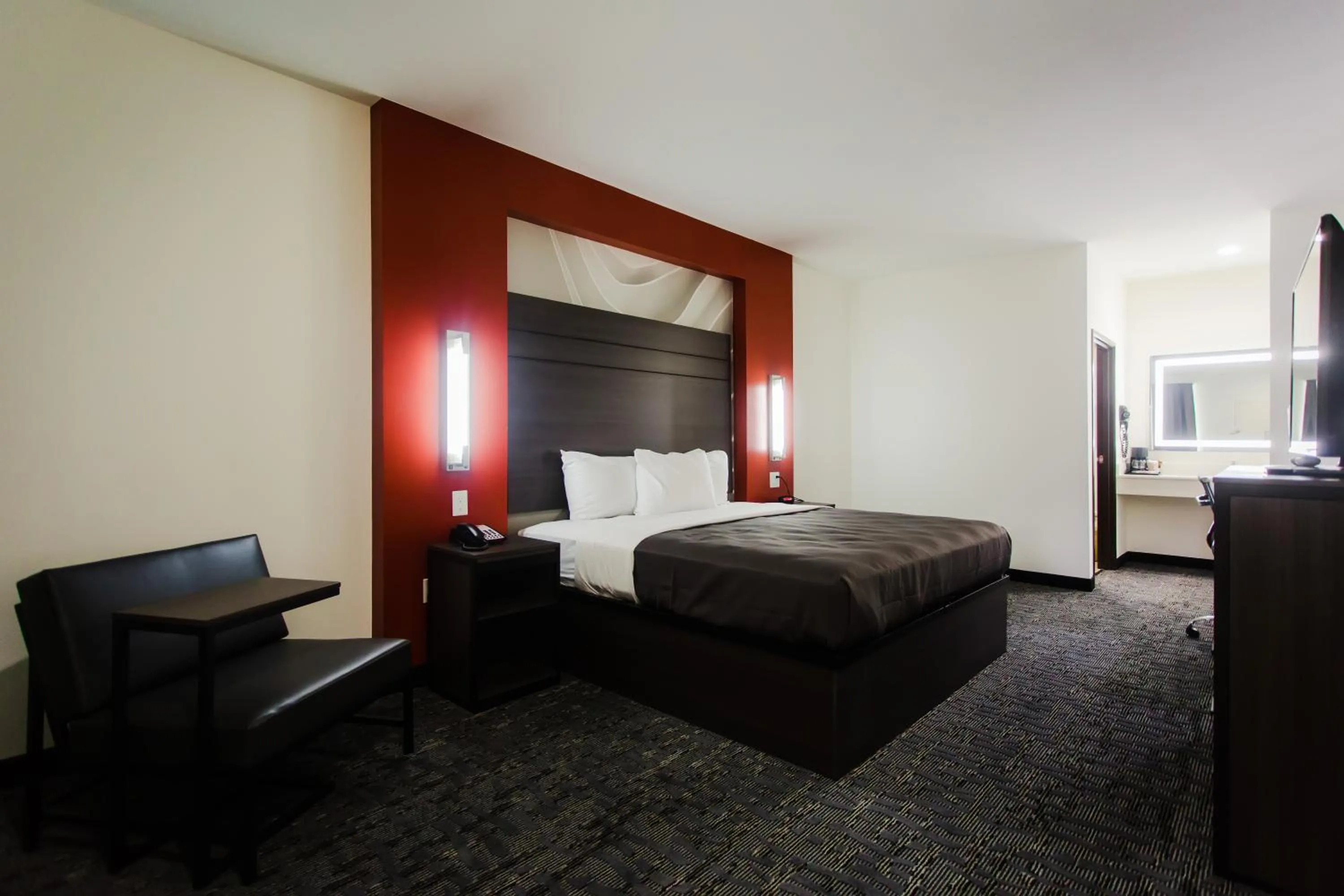 Photo of the whole room, Bed in Palacio Royale Inn Boutique Katy