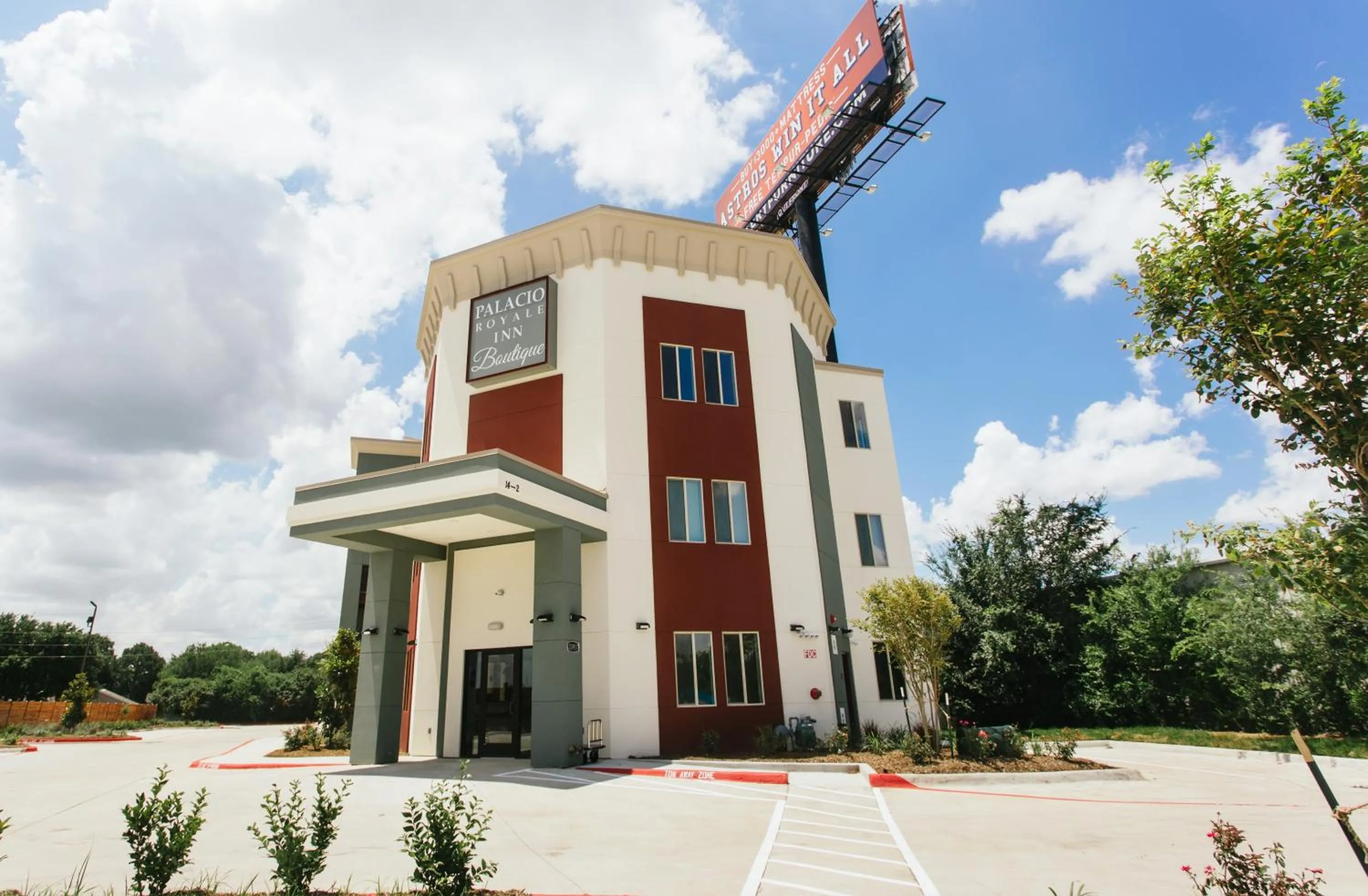 Property building in Palacio Royale Inn Boutique Katy