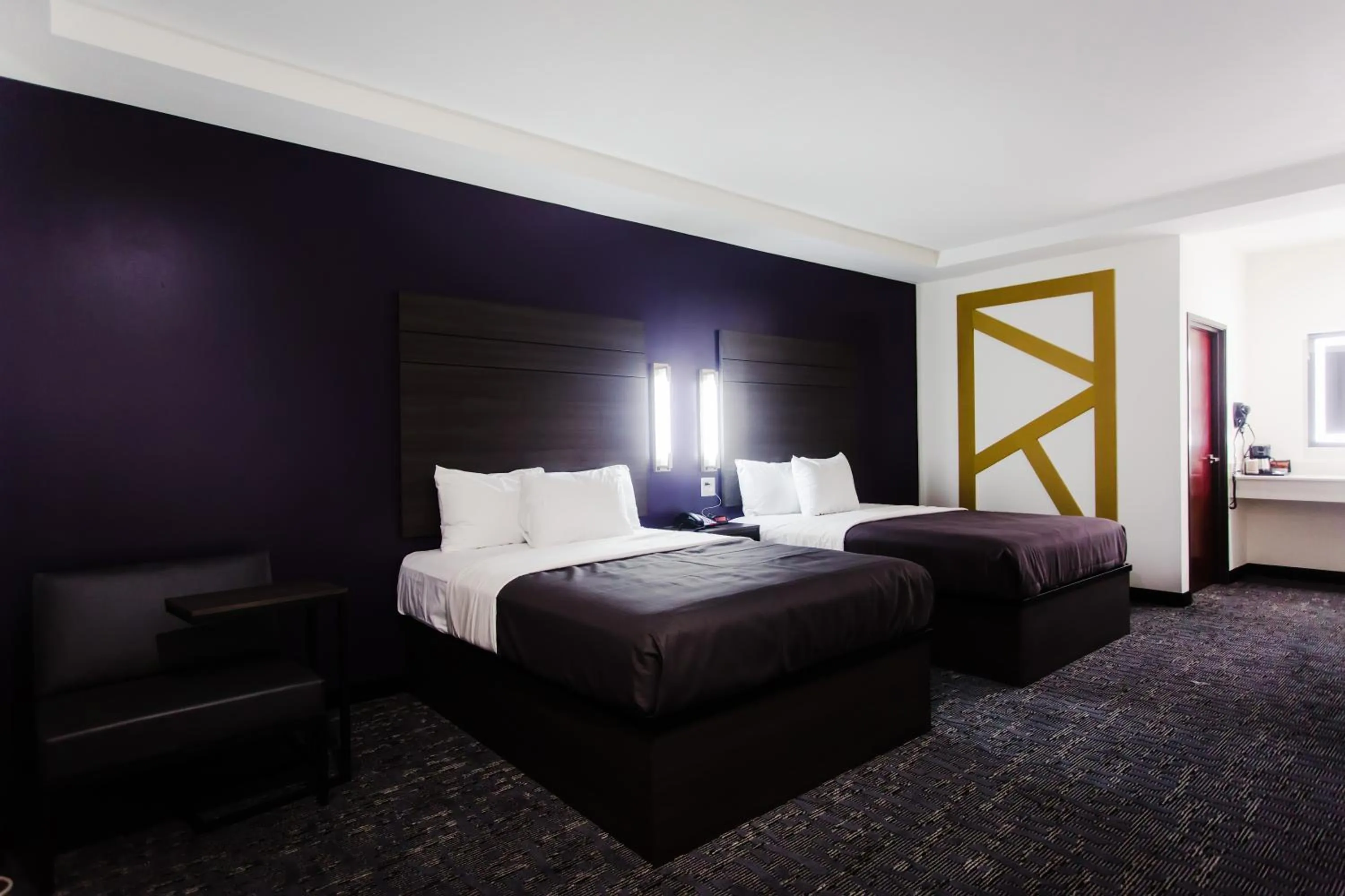 Photo of the whole room, Bed in Palacio Royale Inn Boutique Katy