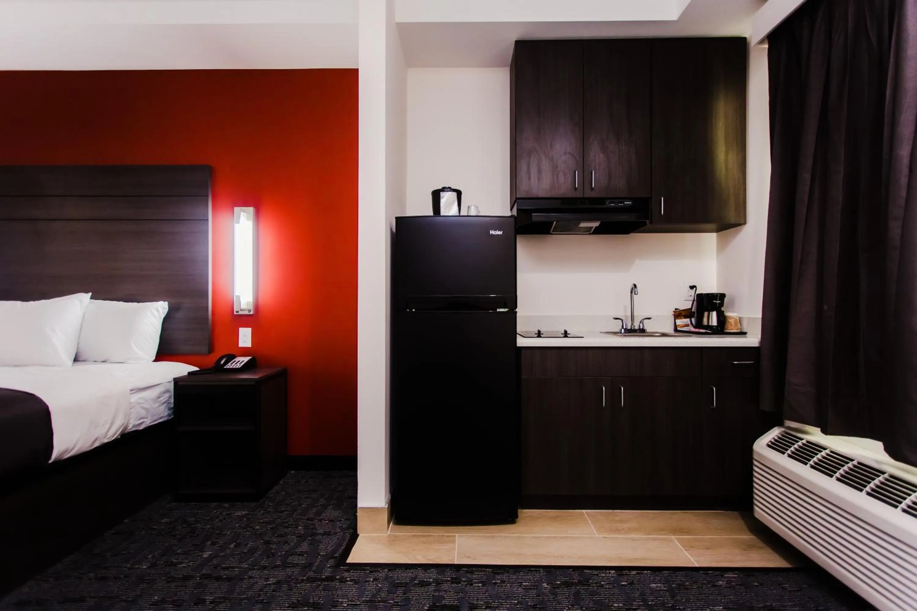 Kitchen or kitchenette, Bed in Palacio Royale Inn Boutique Katy