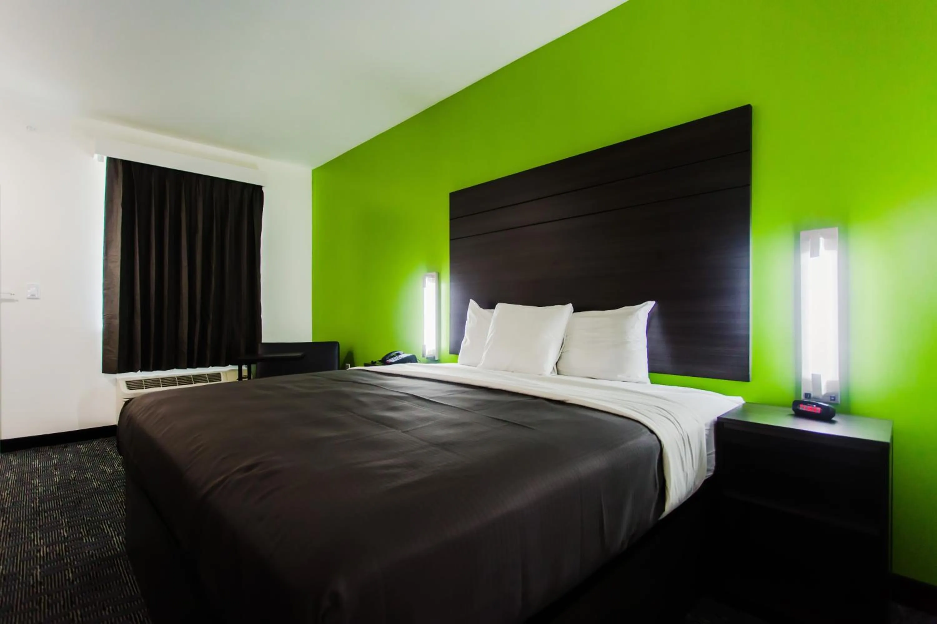 Photo of the whole room, Bed in Palacio Royale Inn Boutique Katy