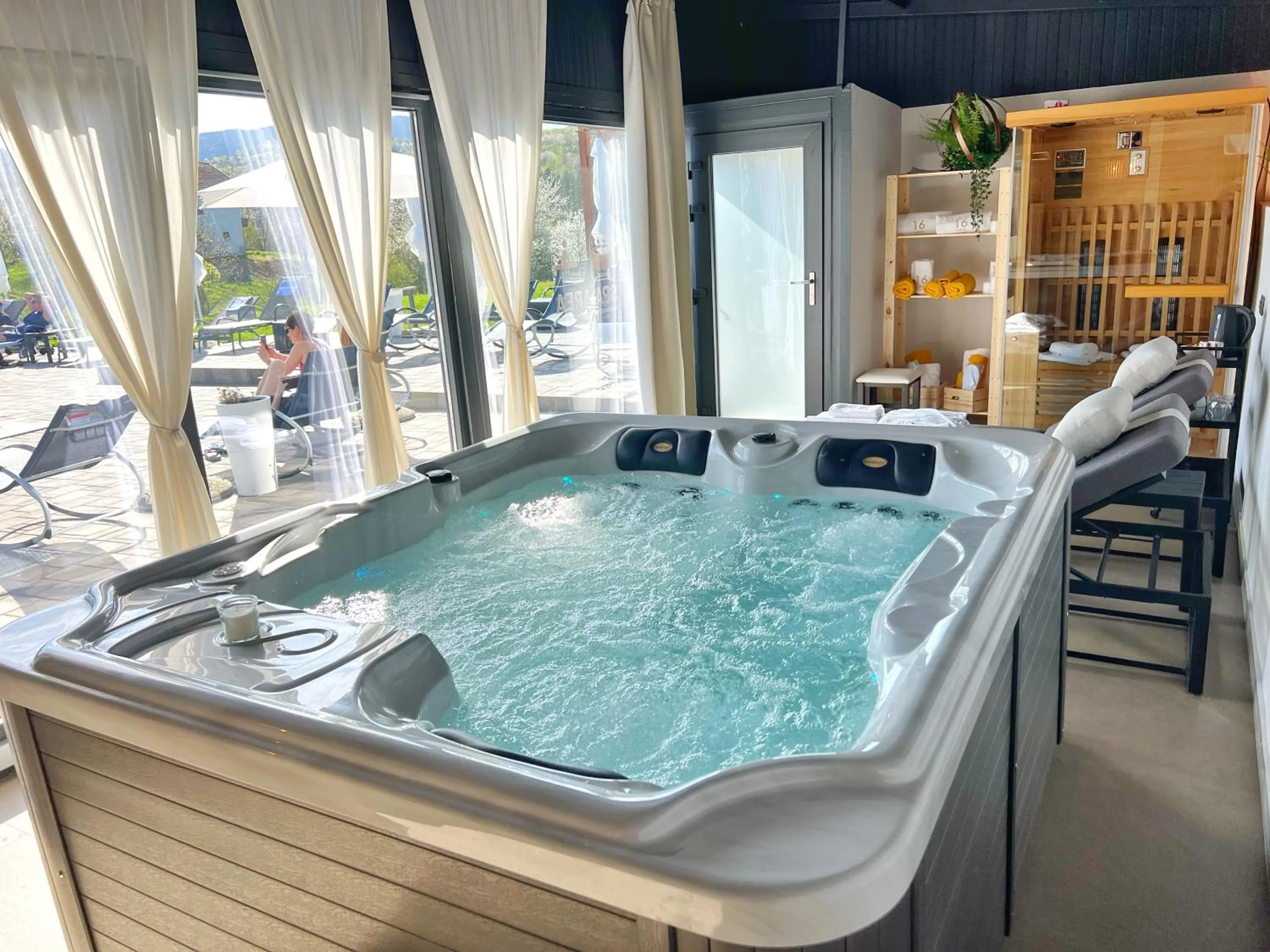 Hot Tub in 16 Lakes Hotel