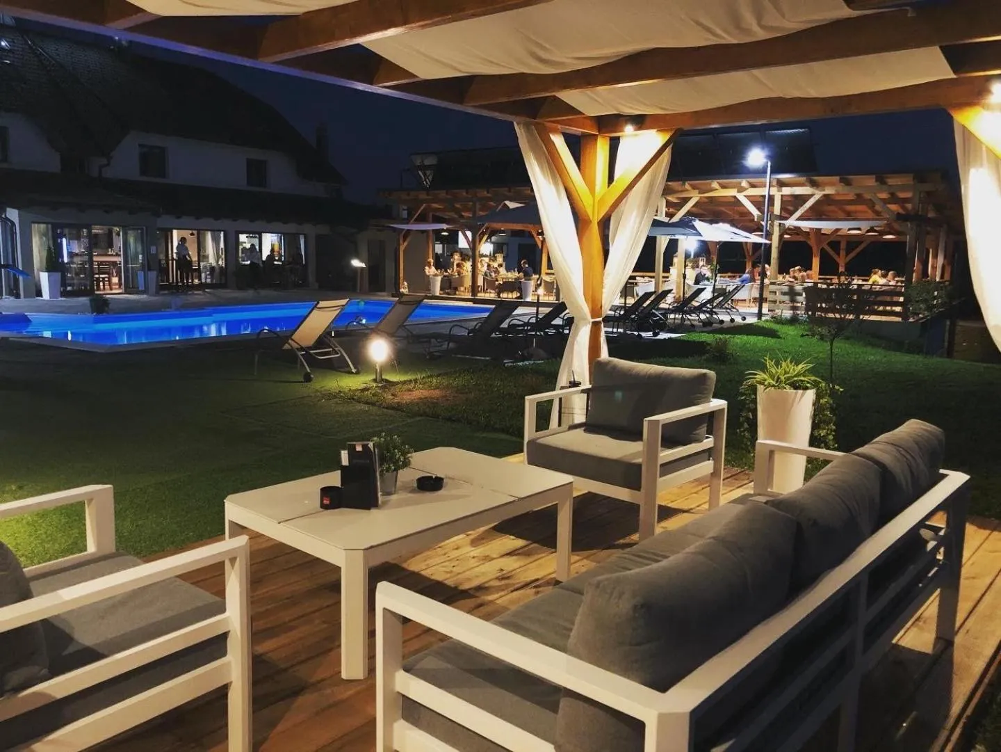 Lounge or bar in 16 Lakes Hotel