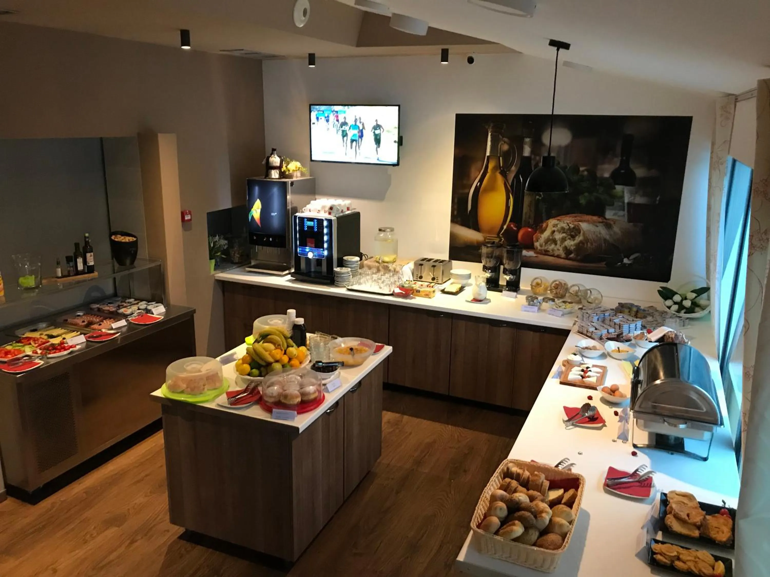 Restaurant/places to eat in 16 Lakes Hotel