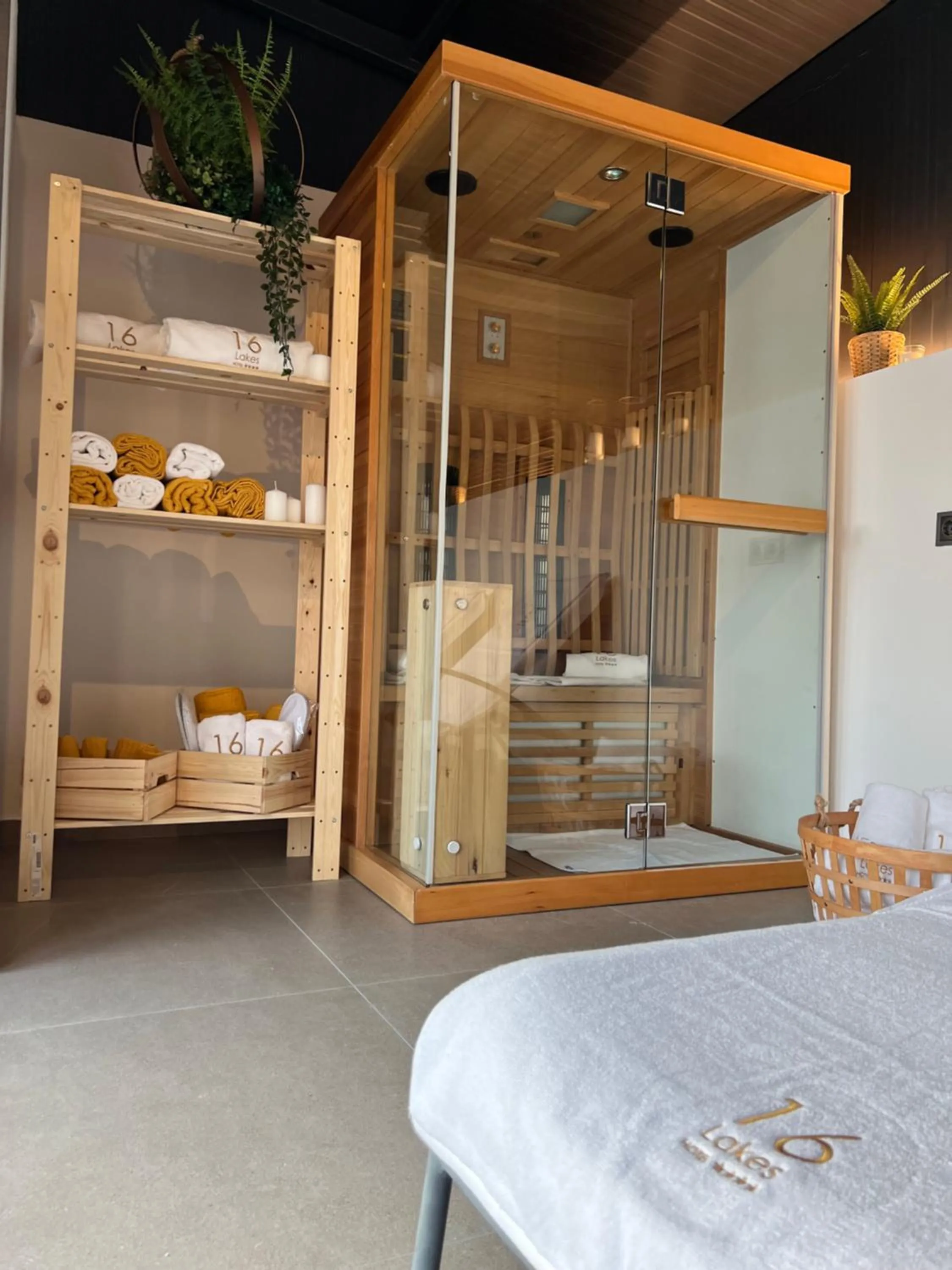 Hot Tub, Bed in 16 Lakes Hotel