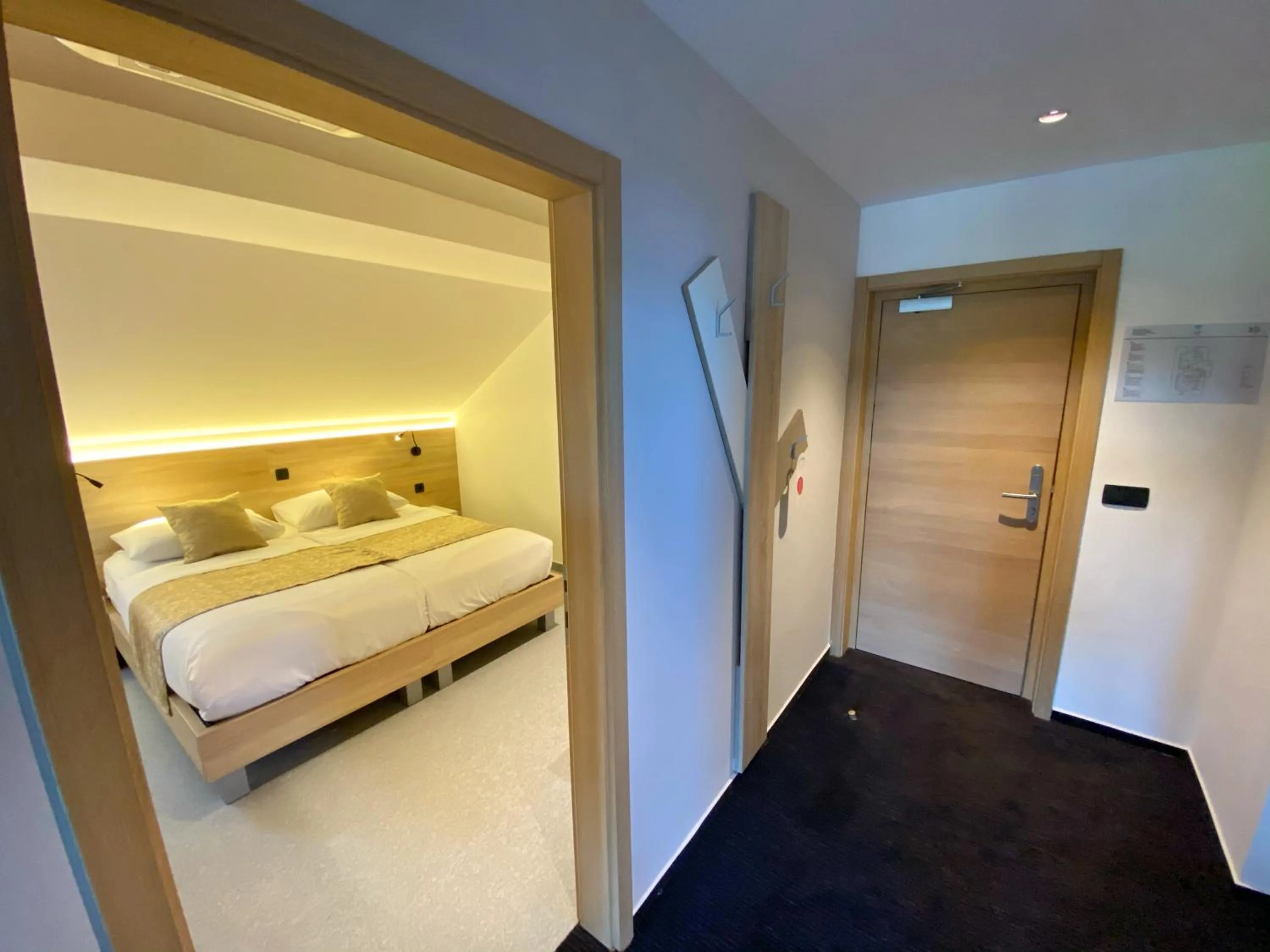 Bedroom, Bed in 16 Lakes Hotel