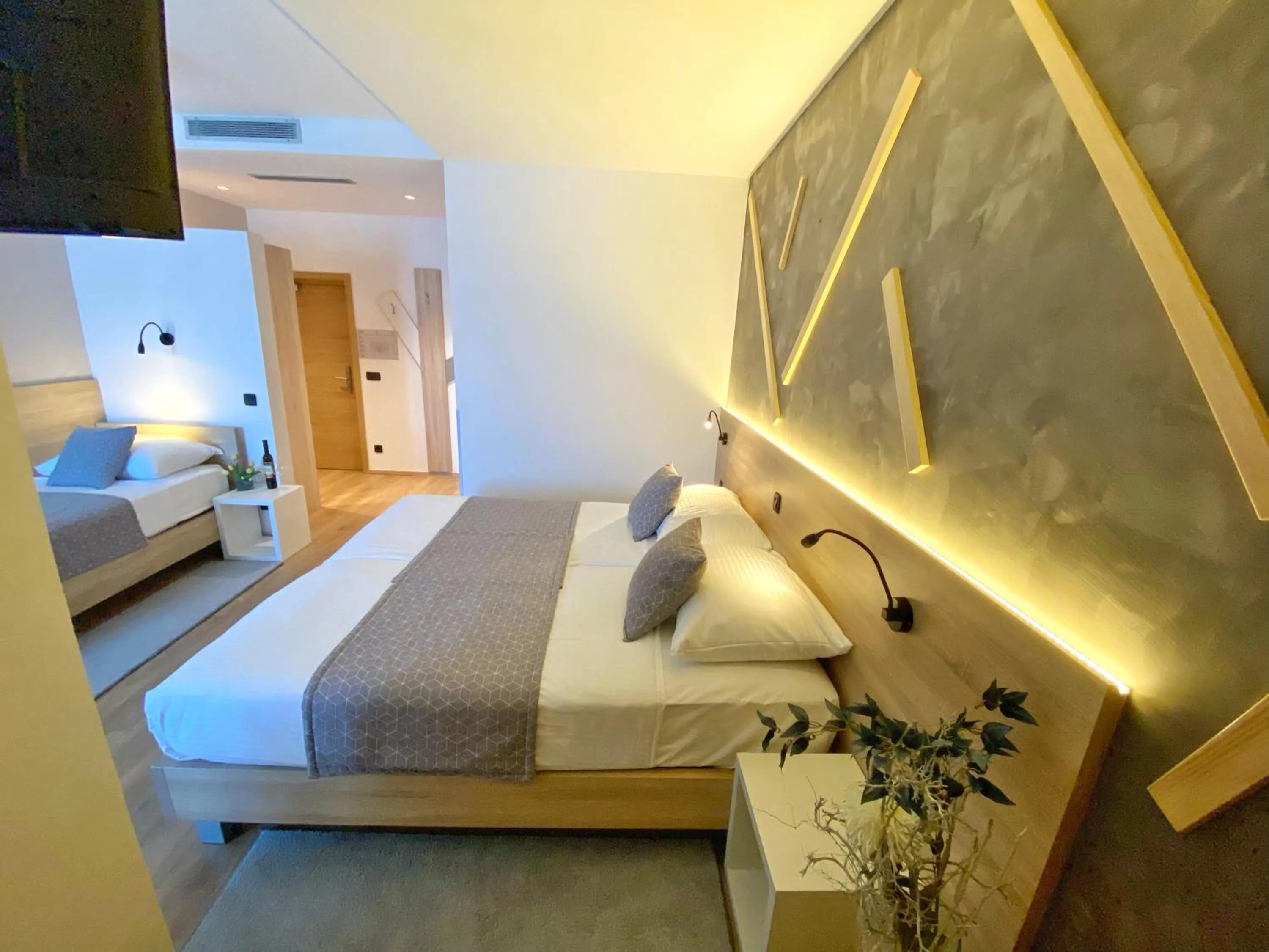 Bedroom, Bed in 16 Lakes Hotel