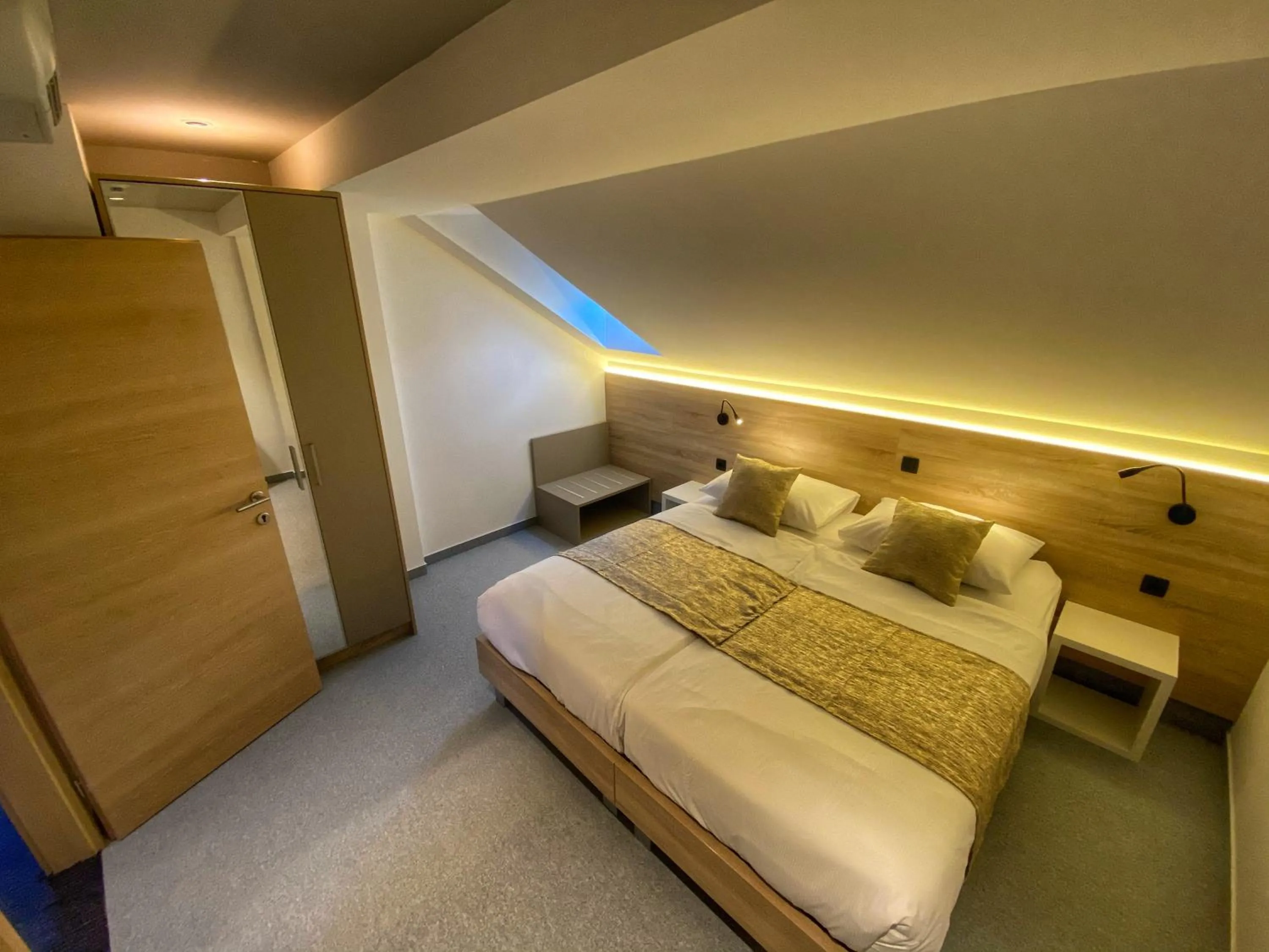 Bedroom, Bed in 16 Lakes Hotel