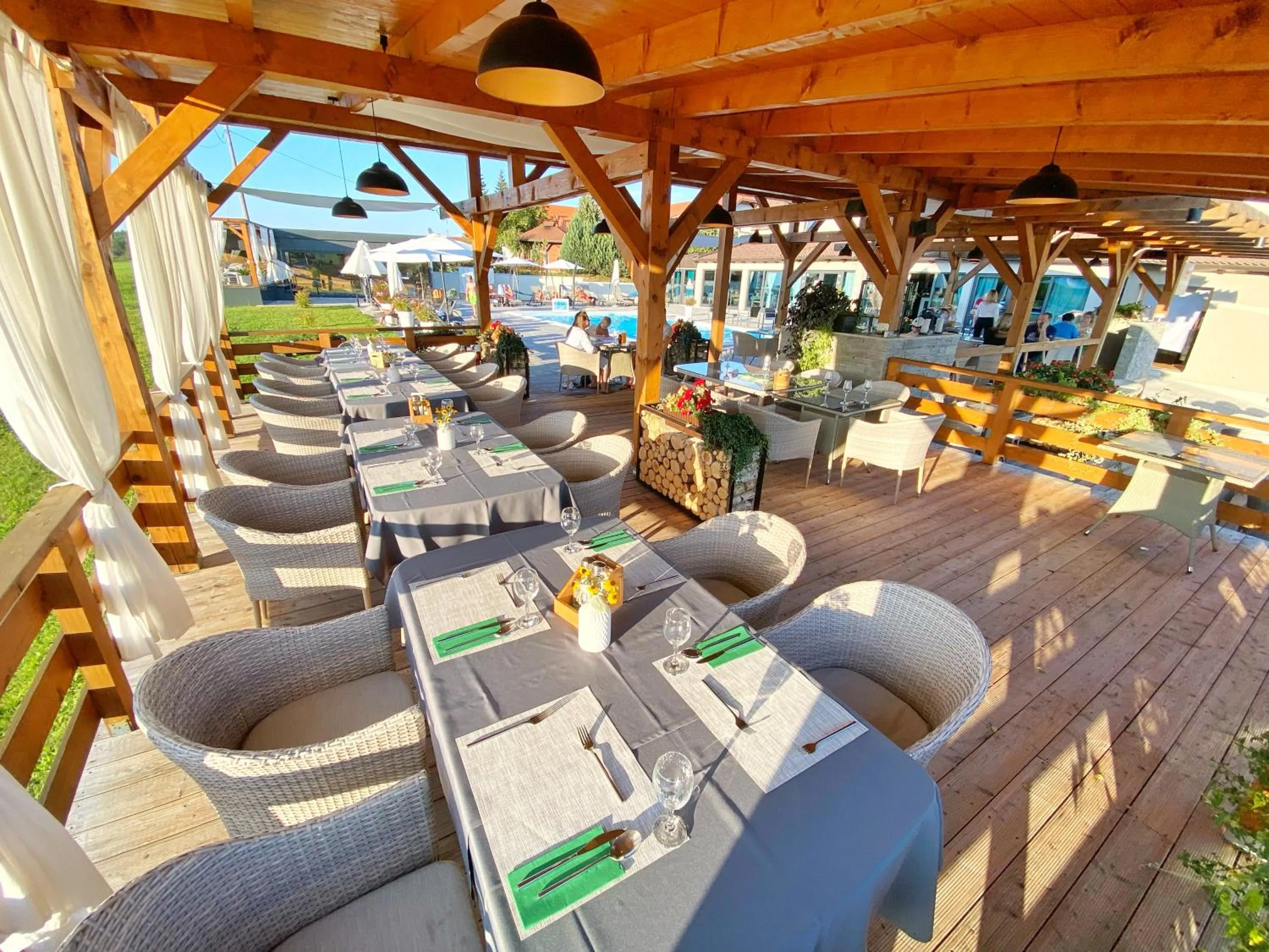 Restaurant/places to eat in 16 Lakes Hotel