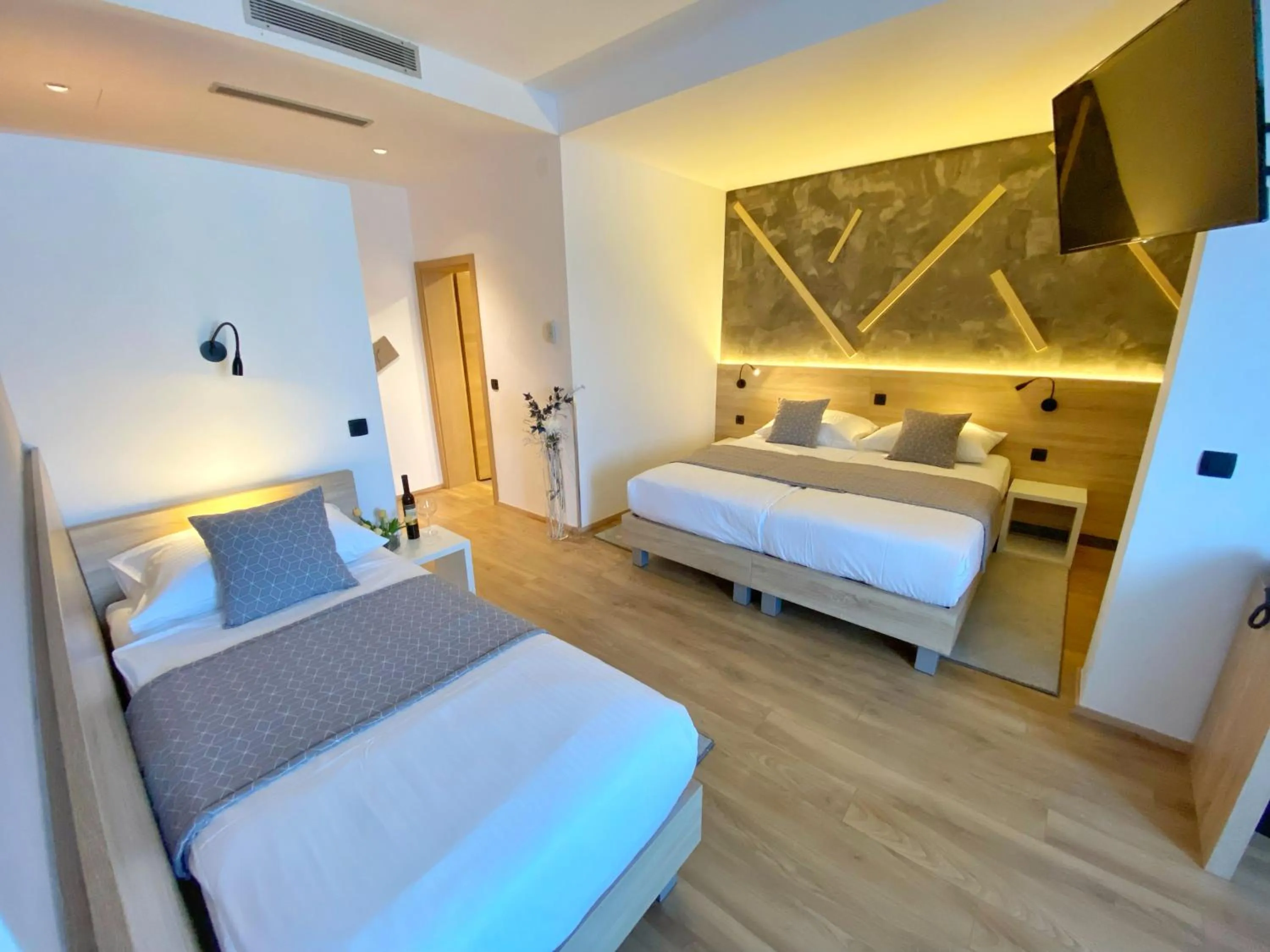 Bedroom, Bed in 16 Lakes Hotel