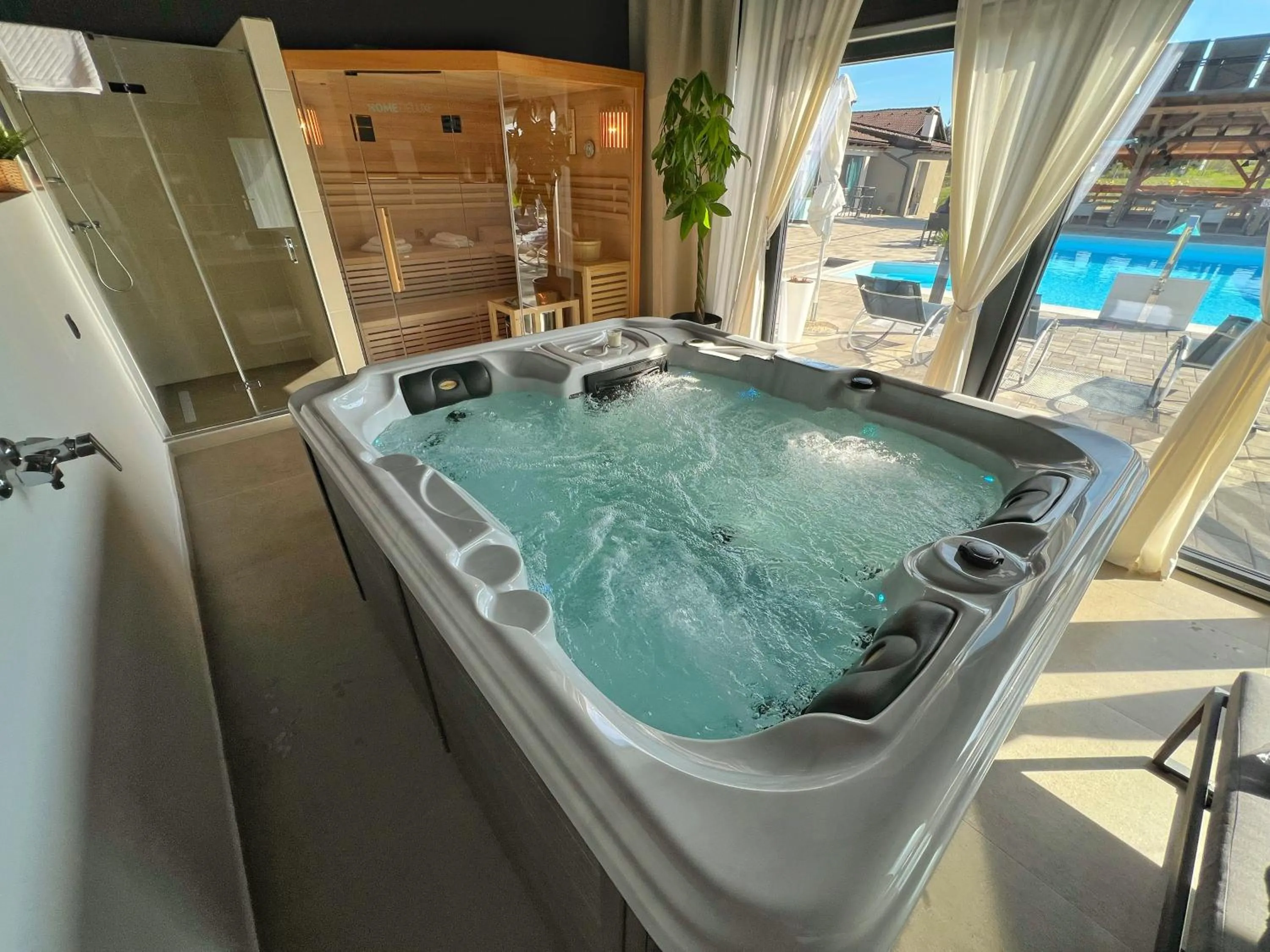 Hot Tub in 16 Lakes Hotel