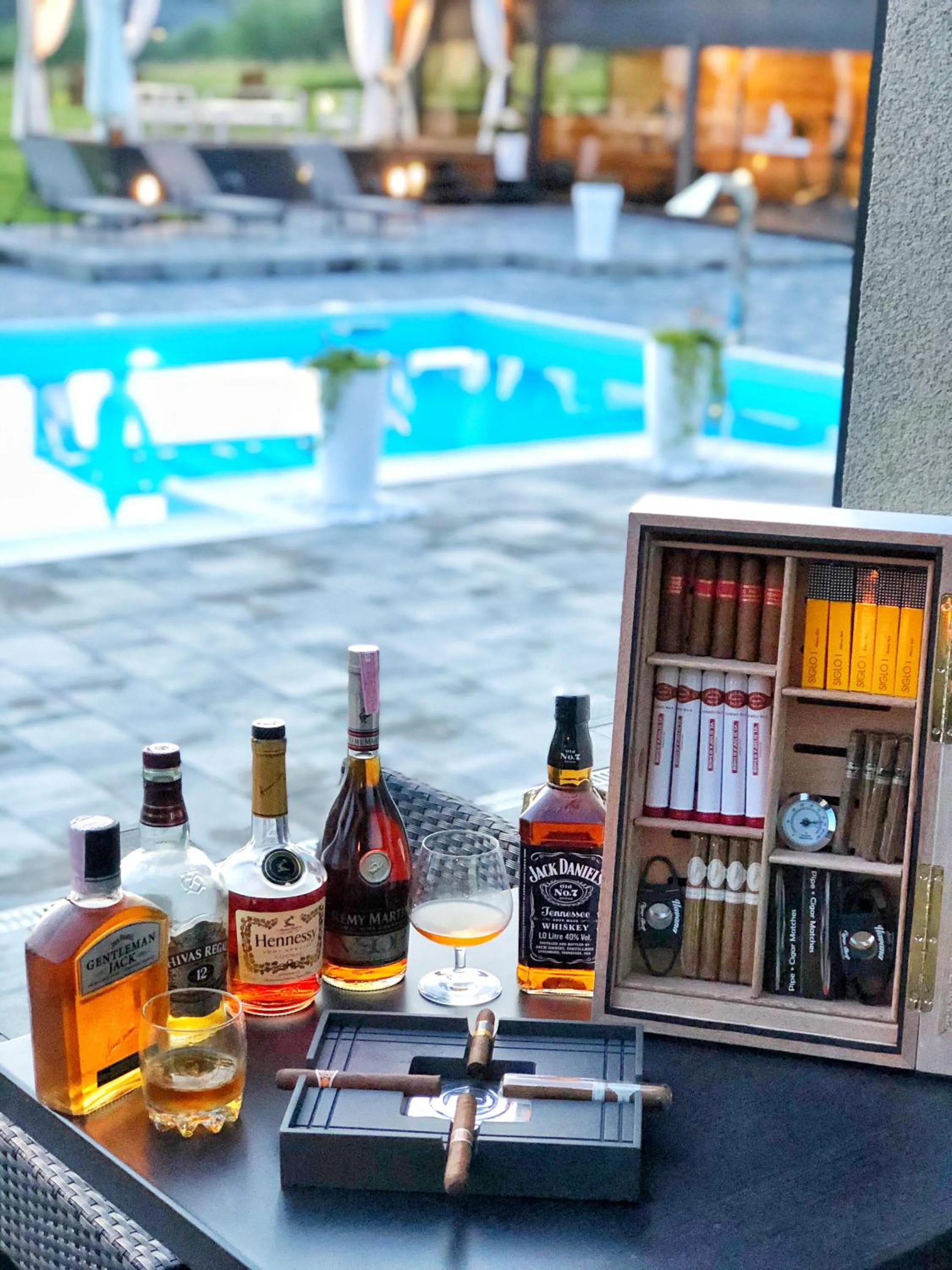 Restaurant/places to eat in 16 Lakes Hotel