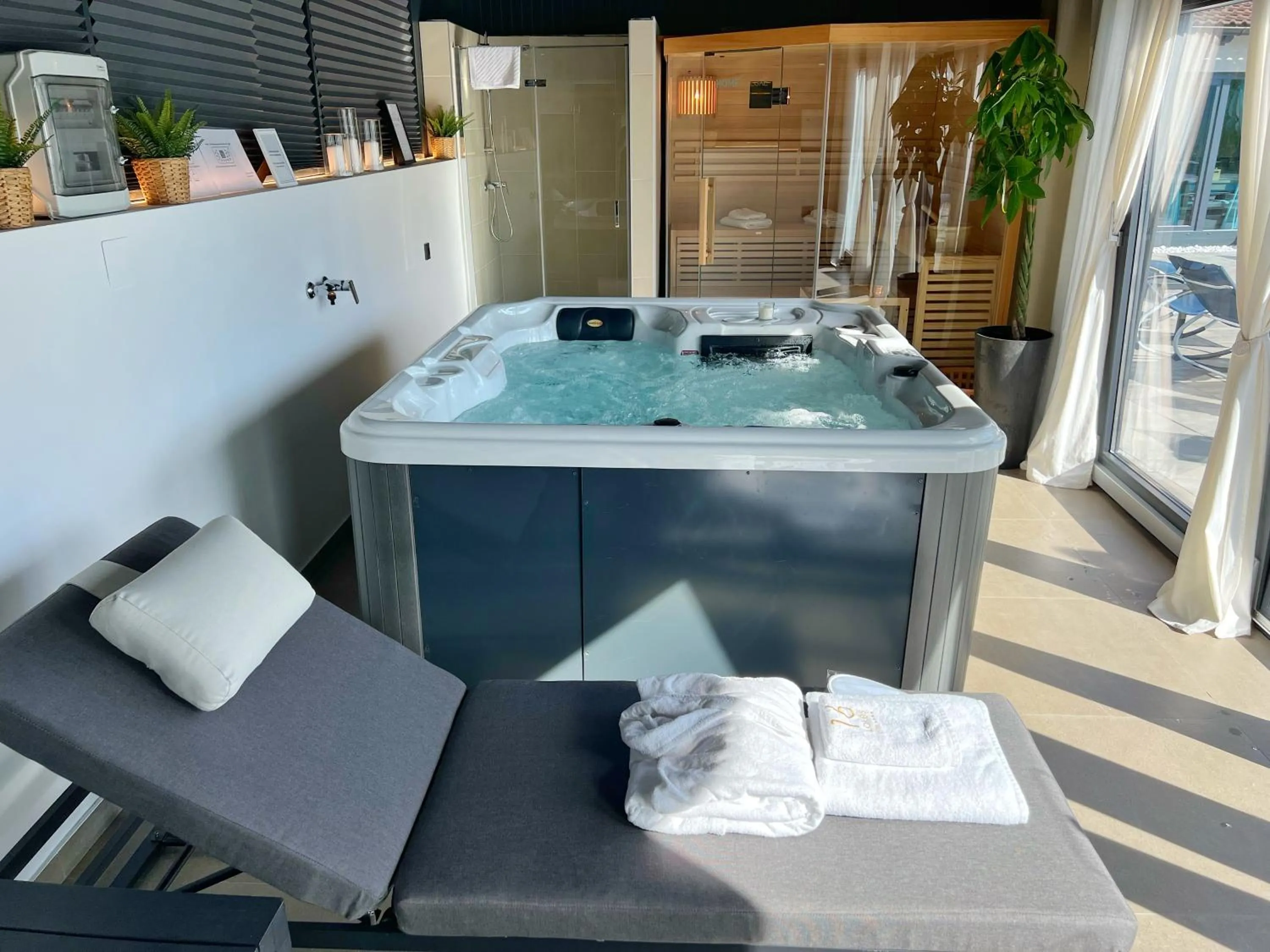 Hot Tub in 16 Lakes Hotel