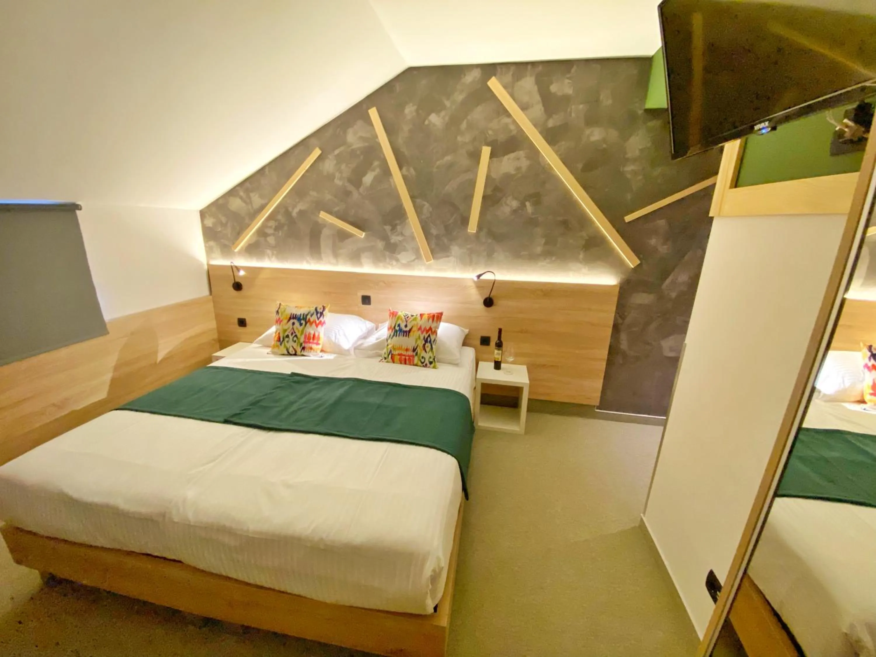 Bedroom, Bed in 16 Lakes Hotel