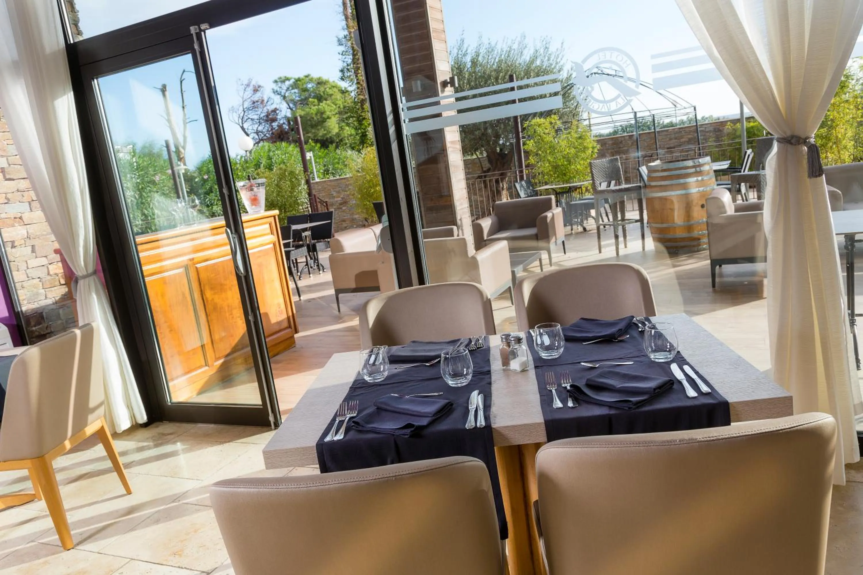 Restaurant/places to eat in Hôtel La Lagune