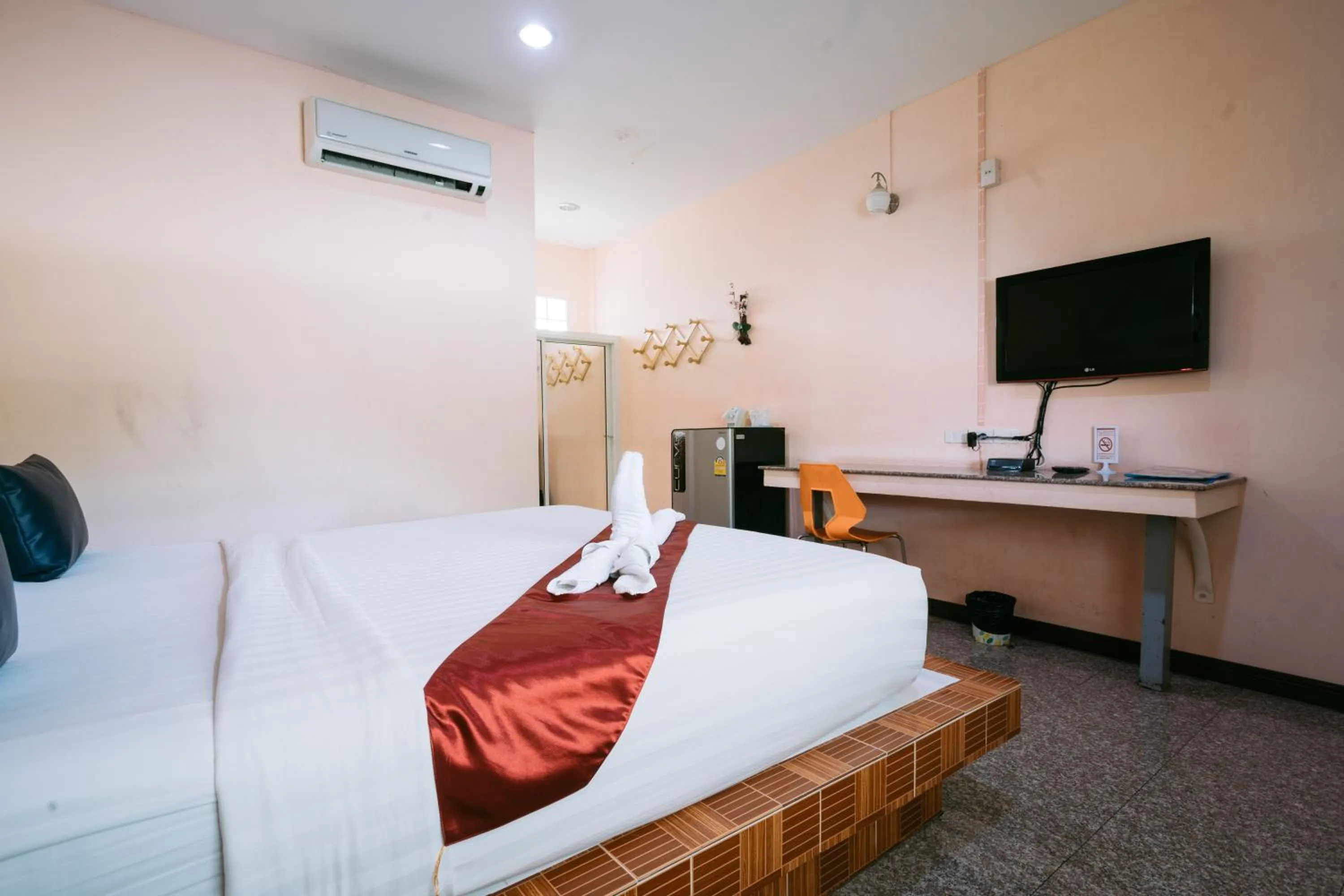 Photo of the whole room, Bed in Jintana Resort