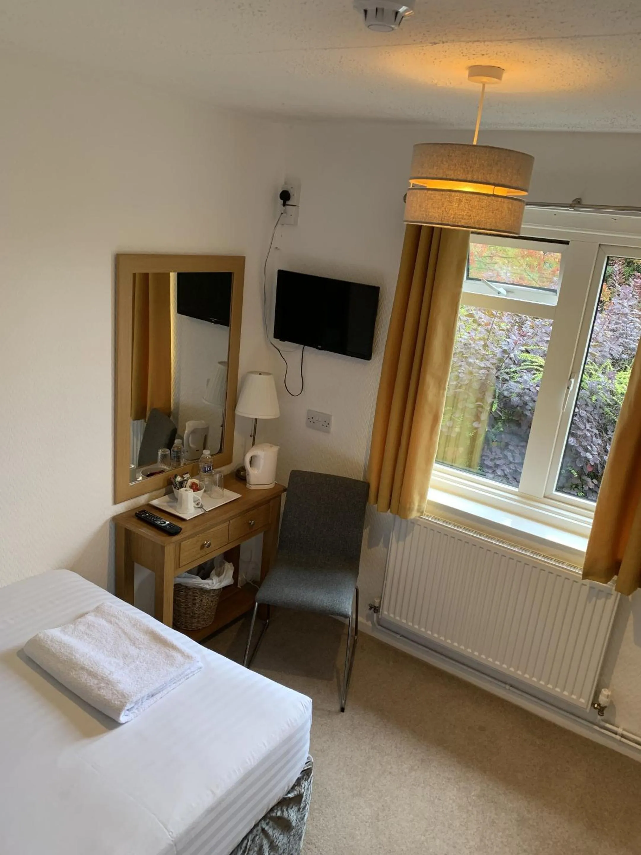 Bedroom, Bed in Old Farm Hotel