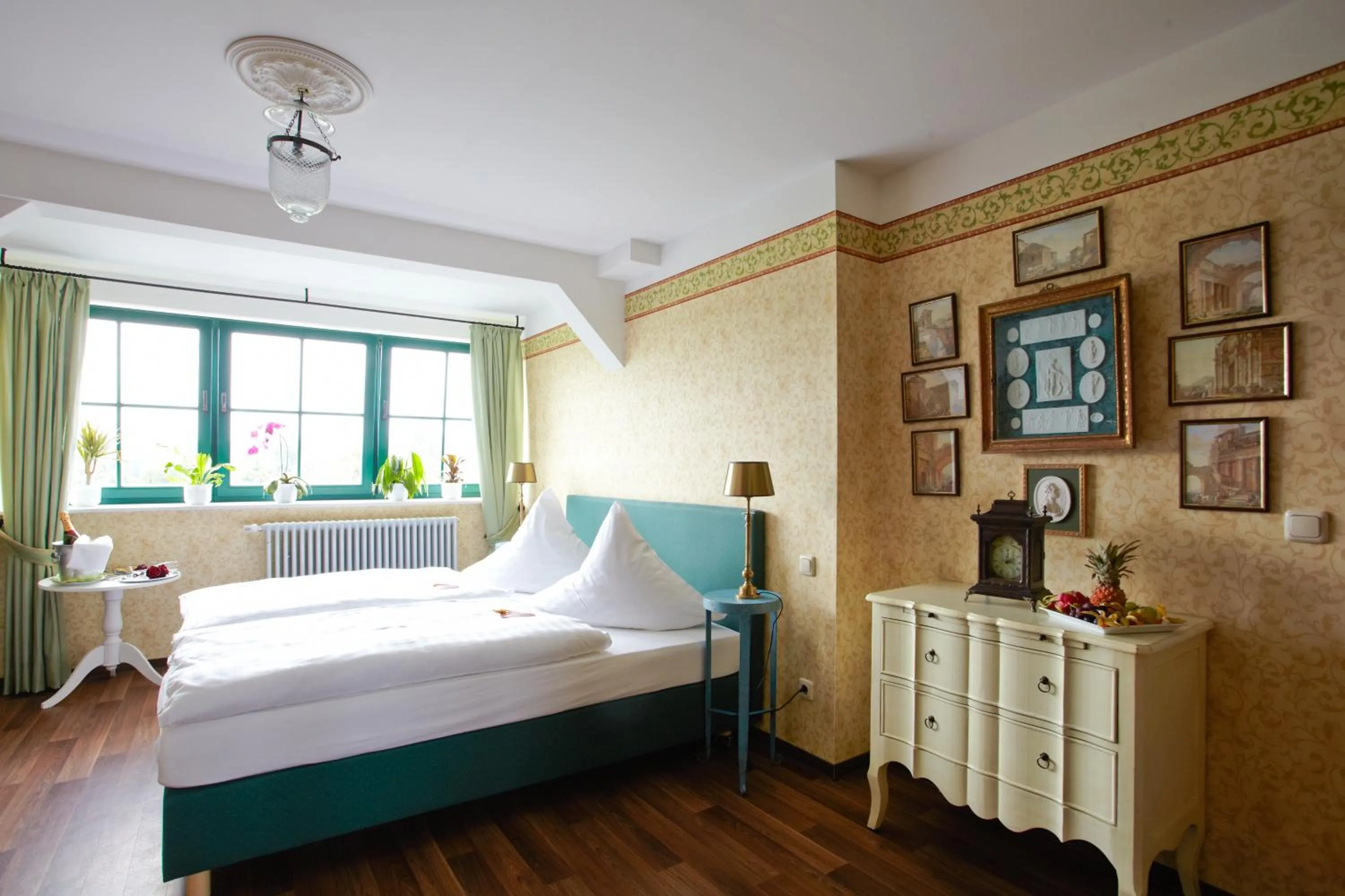 Photo of the whole room, Bed in Gastwirtschaft & Hotel Hallescher Anger