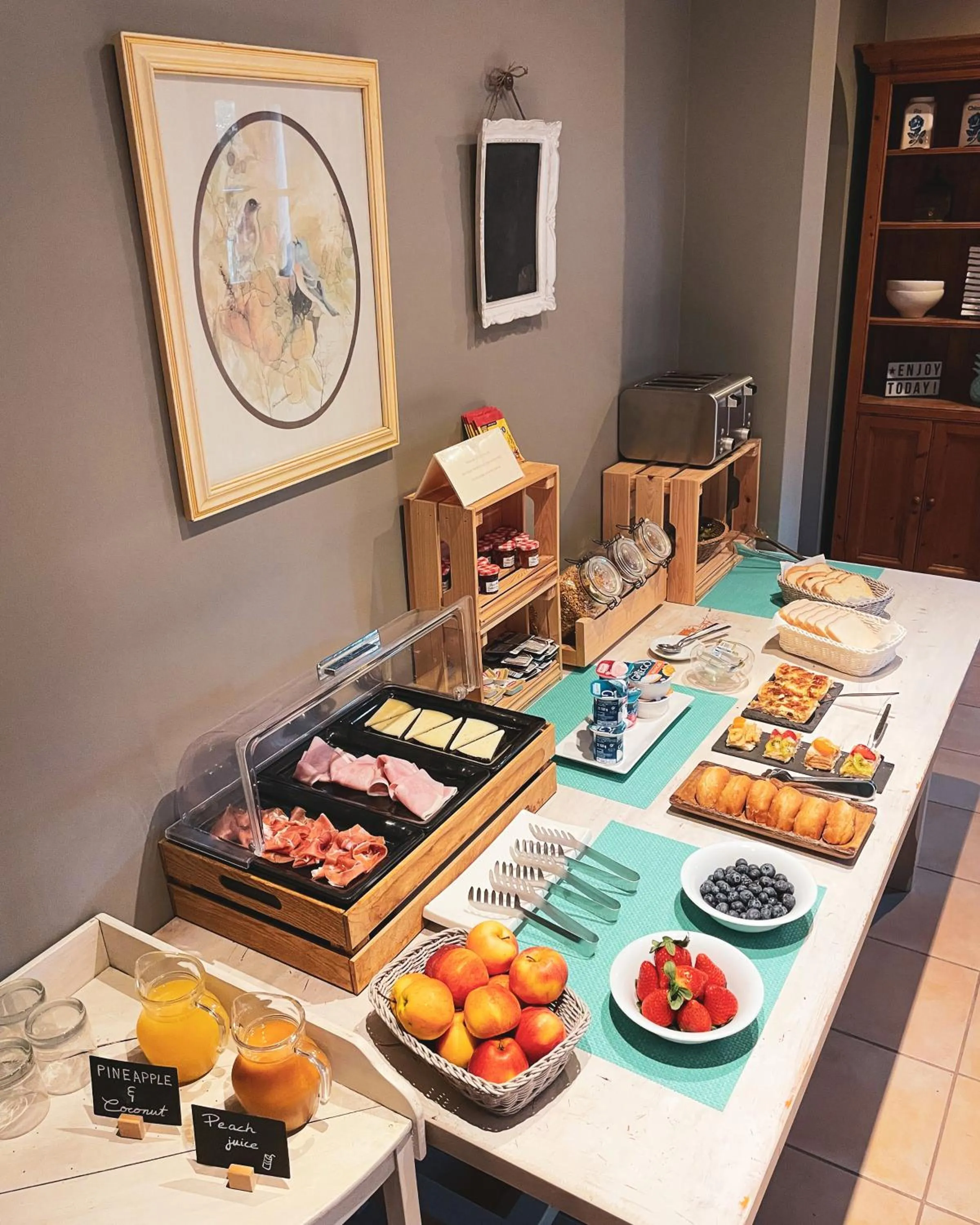 Buffet breakfast in El Nido de Alaro - Turismo de Interior