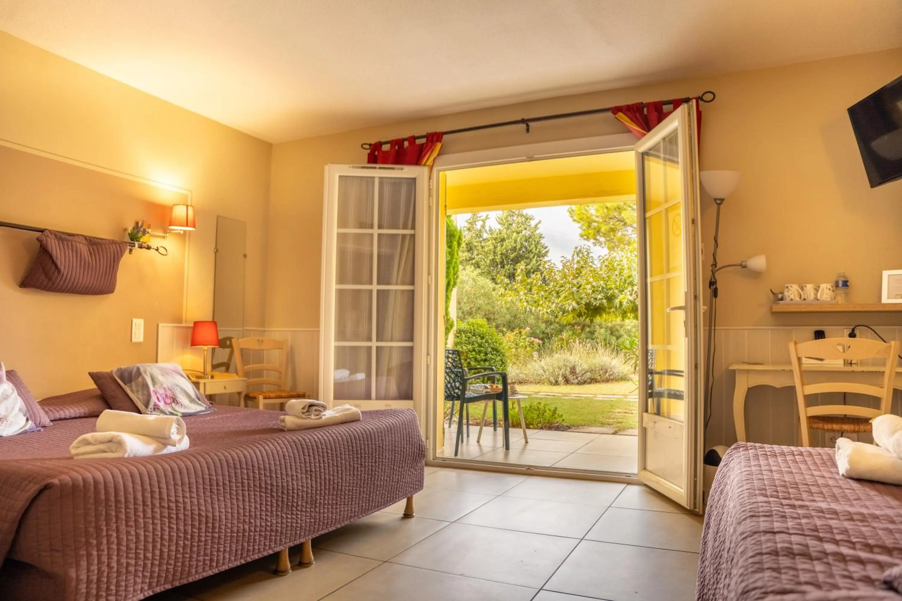 Garden, Bed in Logis Hotel des Granges