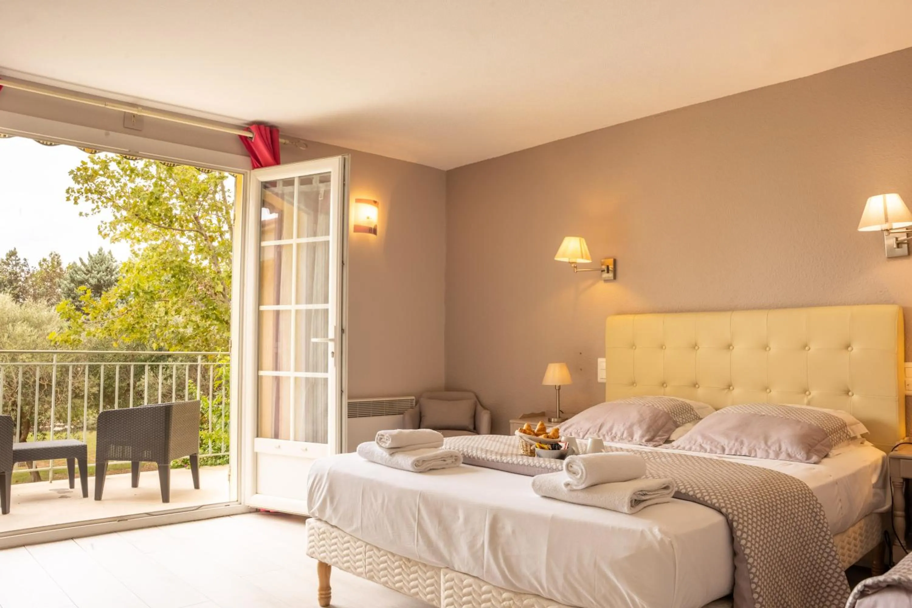 Property building, Bed in Logis Hotel des Granges