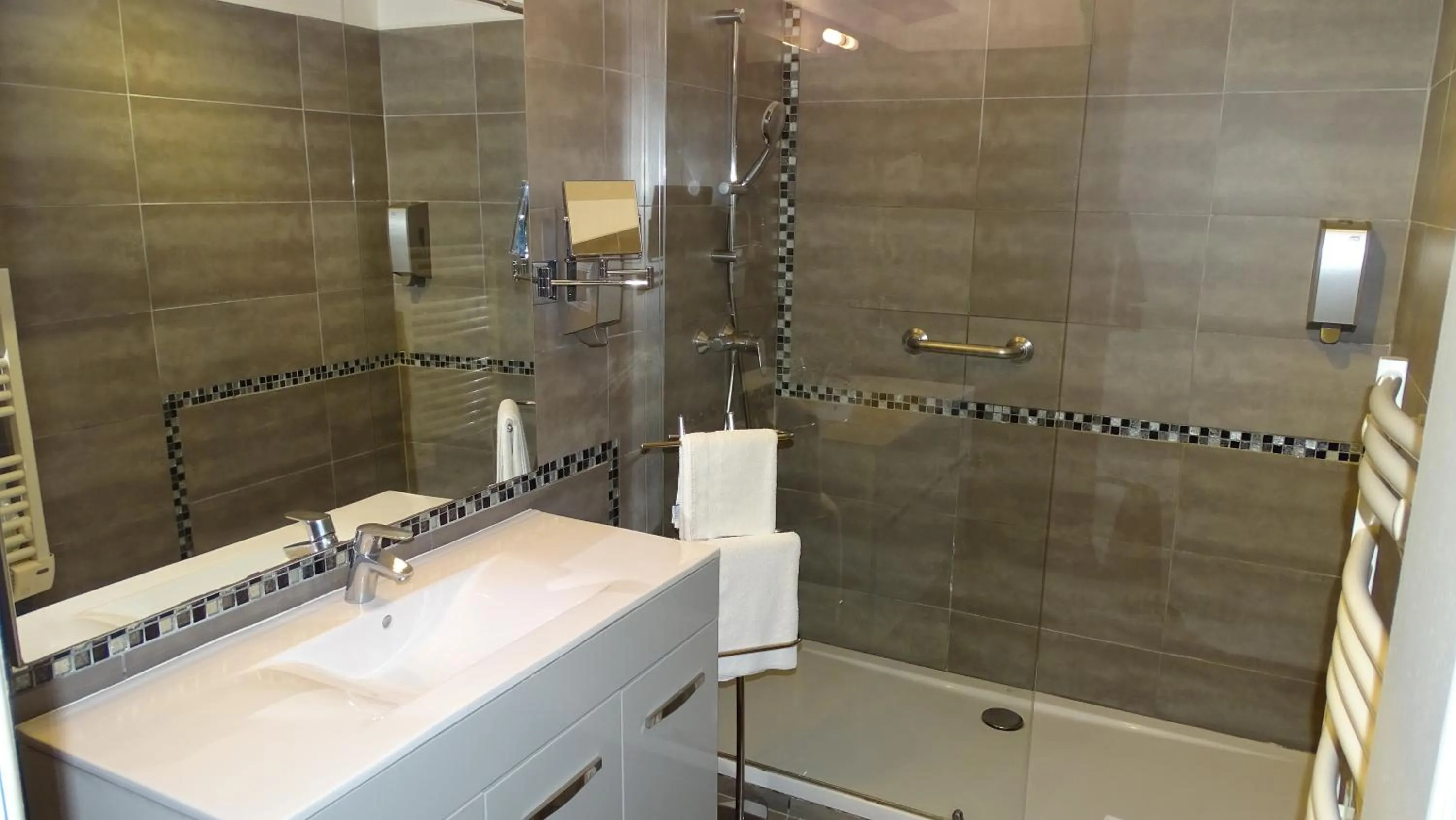 Shower in Logis Hotel des Granges