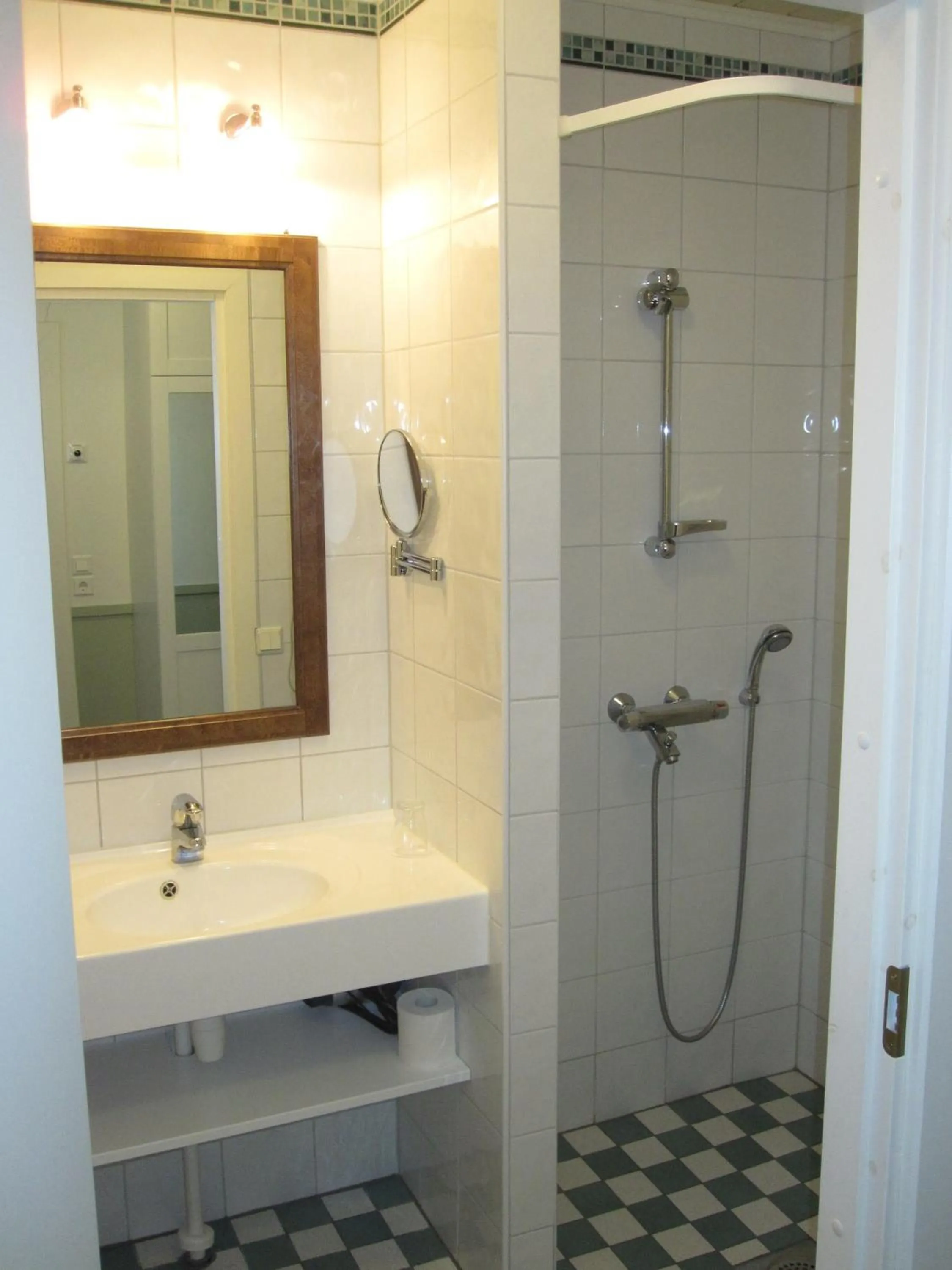 Shower in Hotelli-Ravintola Alma