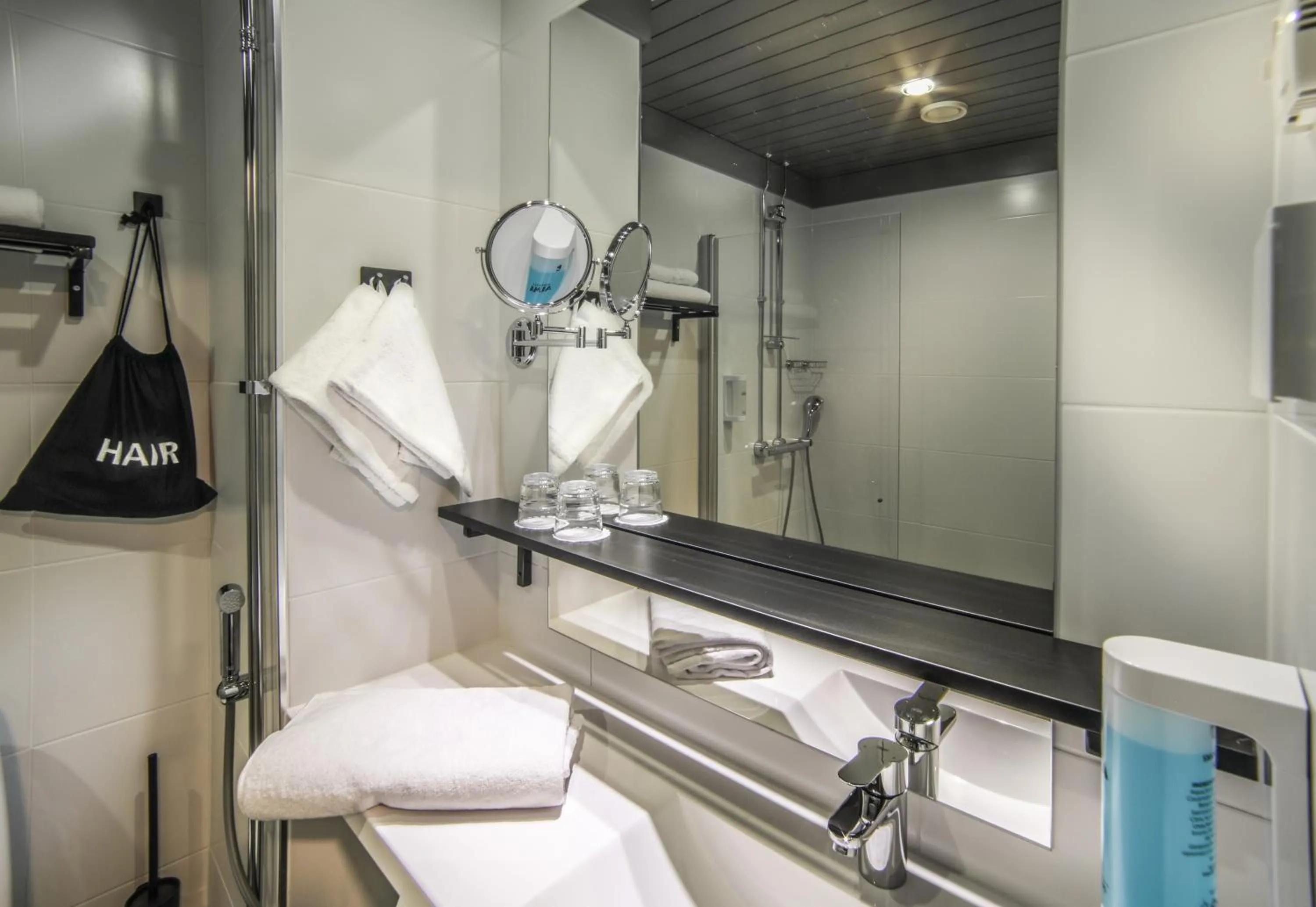 Shower in Hotelli-Ravintola Alma