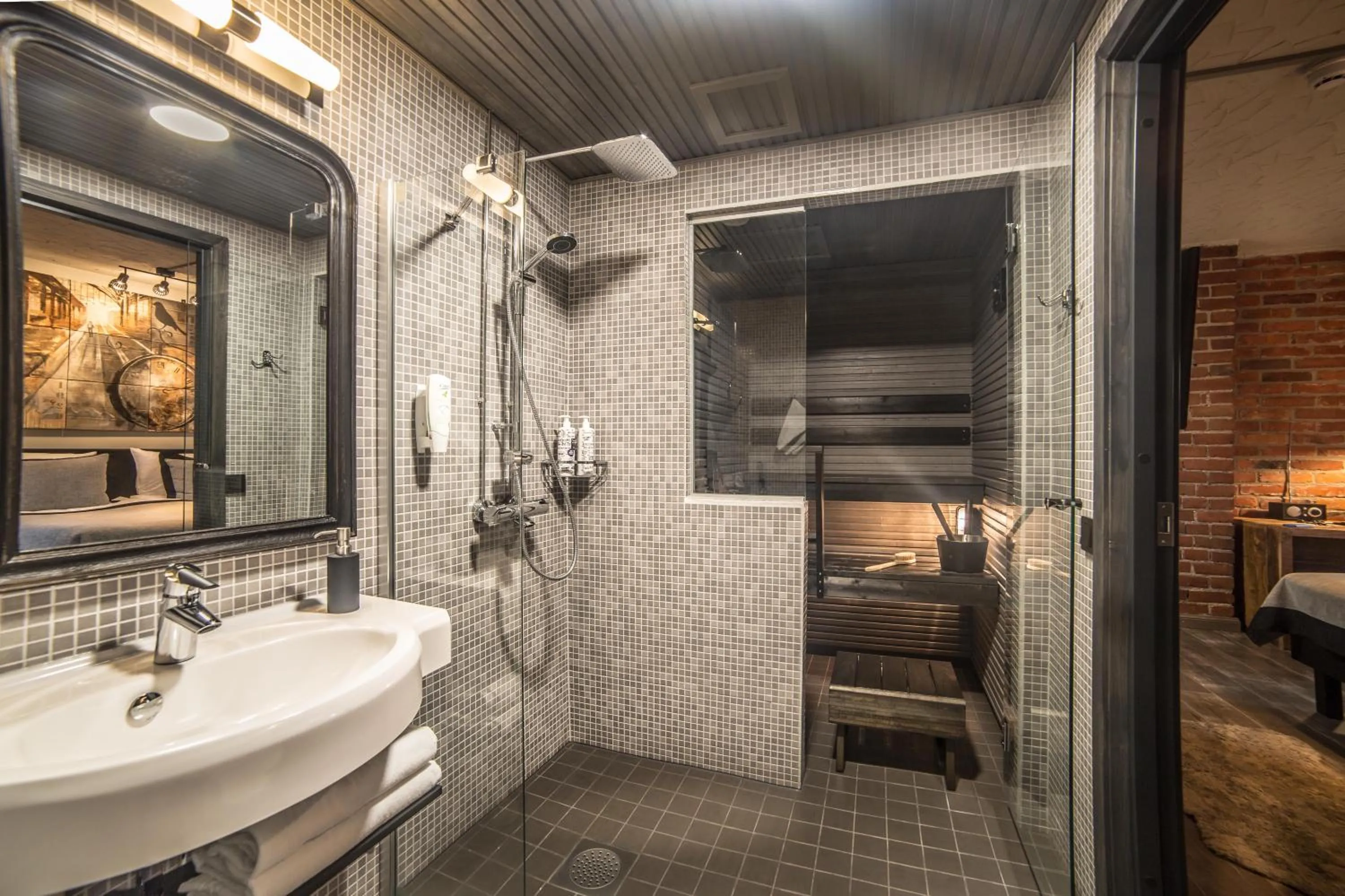 Shower in Hotelli-Ravintola Alma