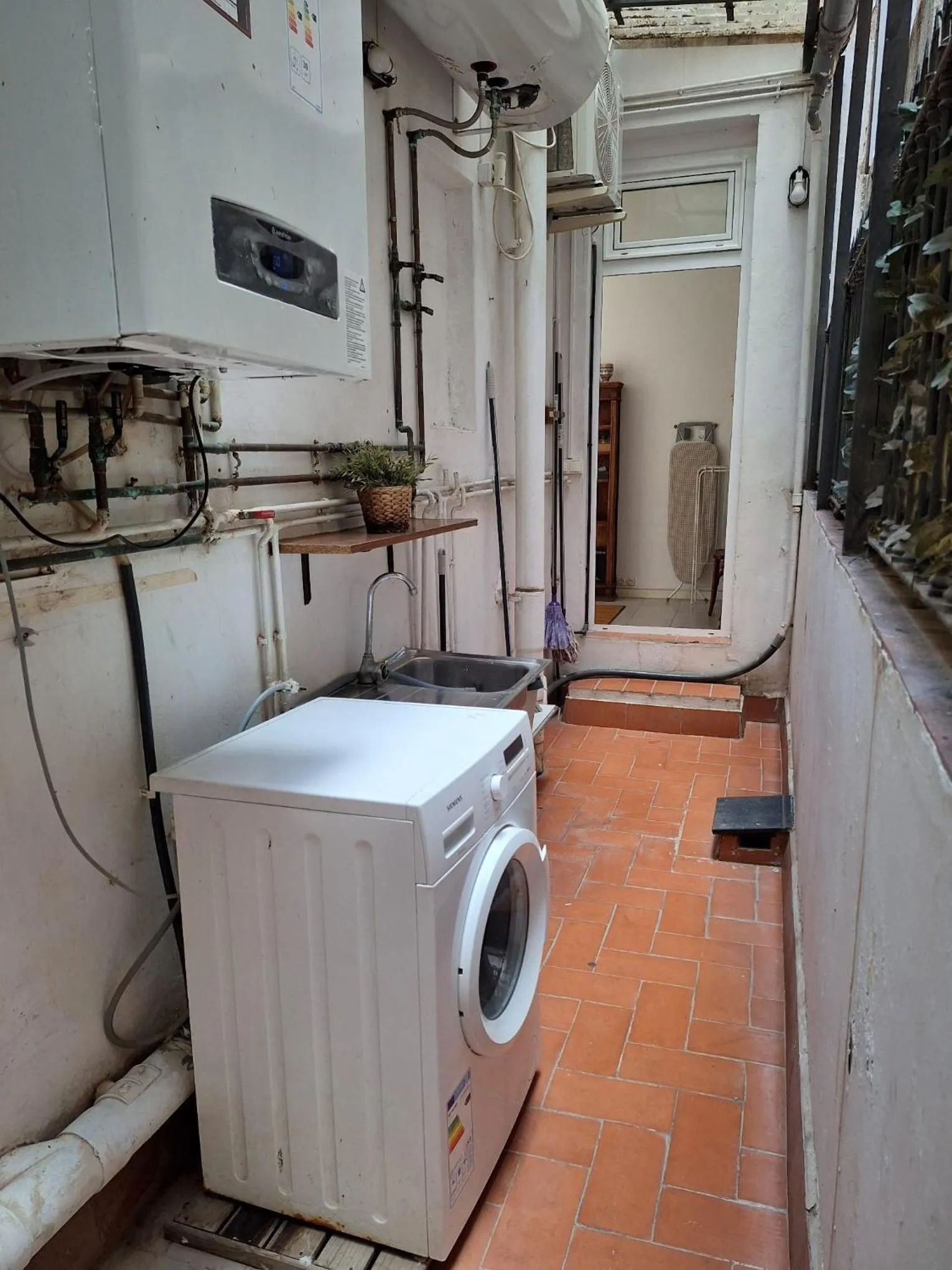 washing machine in Casa Consell Apartments