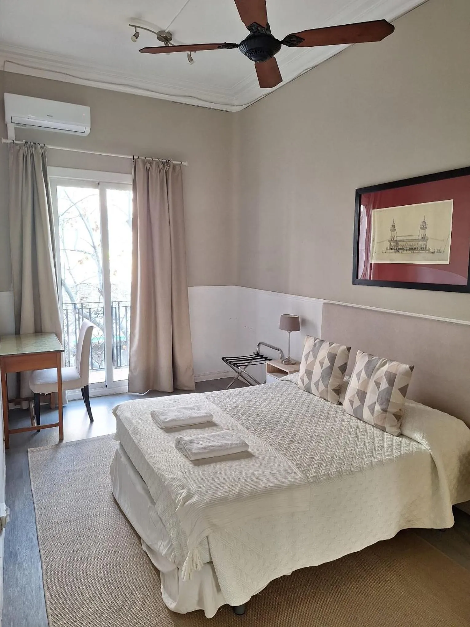 Bedroom, Bed in Casa Consell Apartments