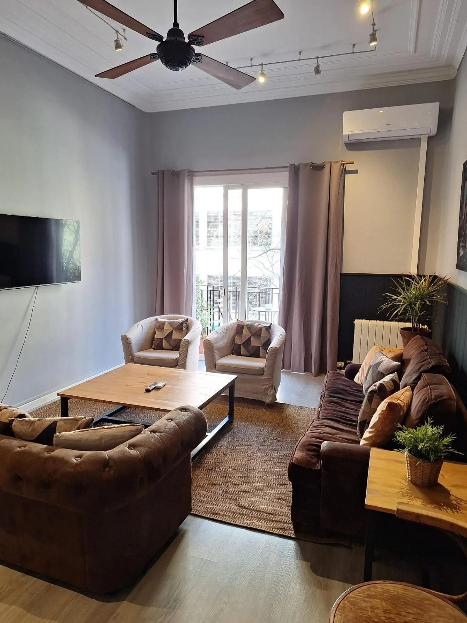 Communal lounge/ TV room in Casa Consell Apartments