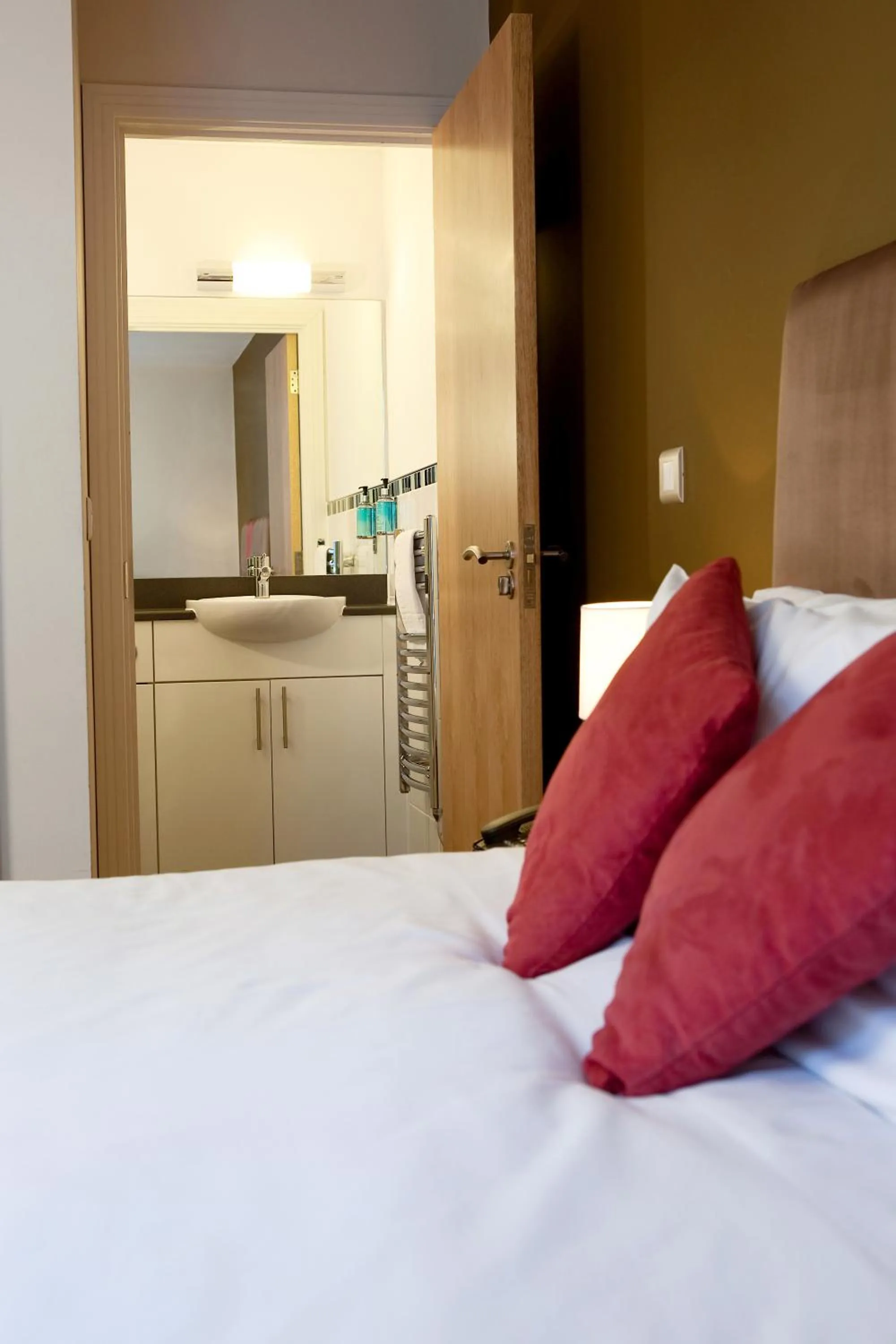 Bathroom, Bed in The Spires Serviced Apartments Birmingham