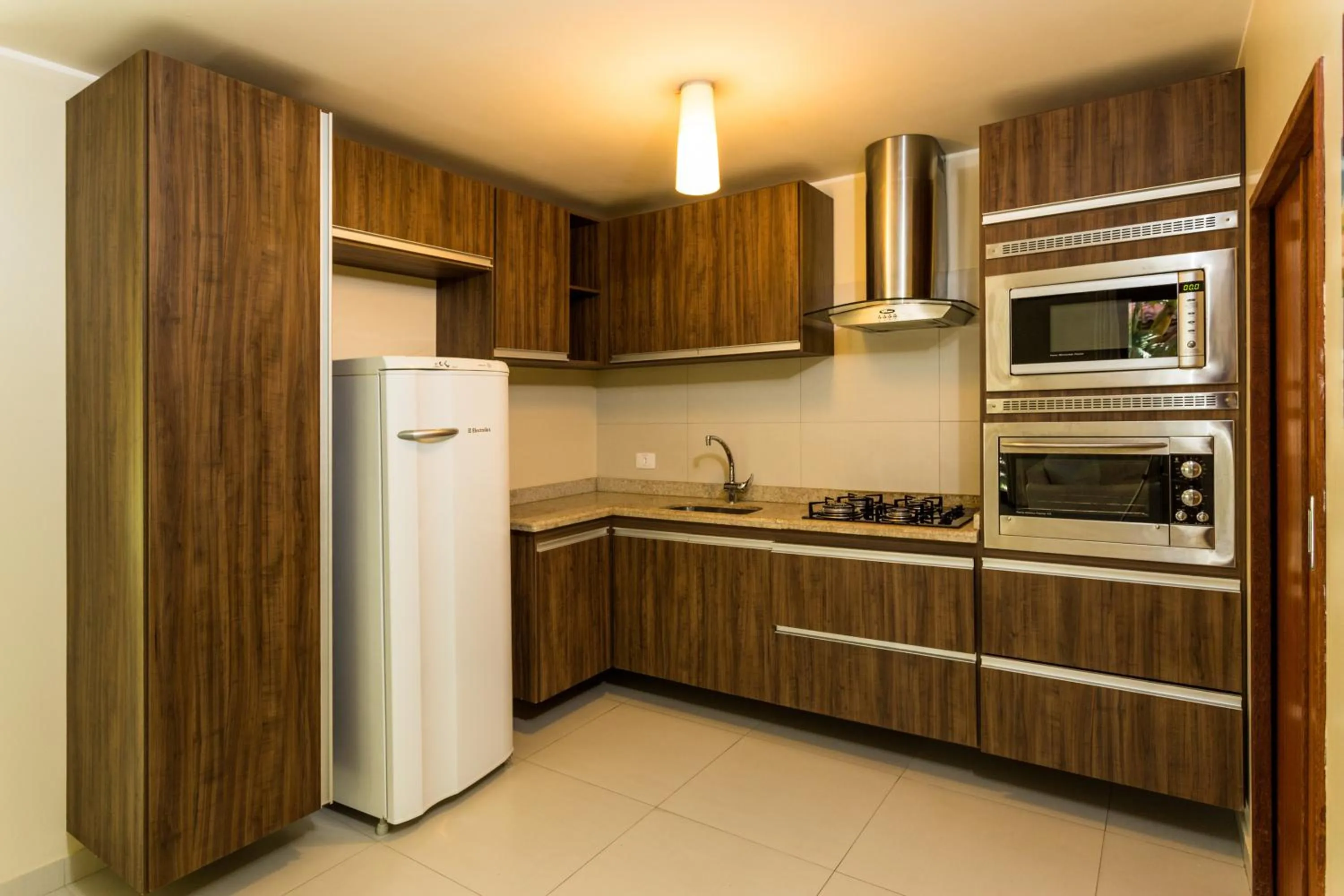 Communal kitchen in Toko Village Casa de Férias