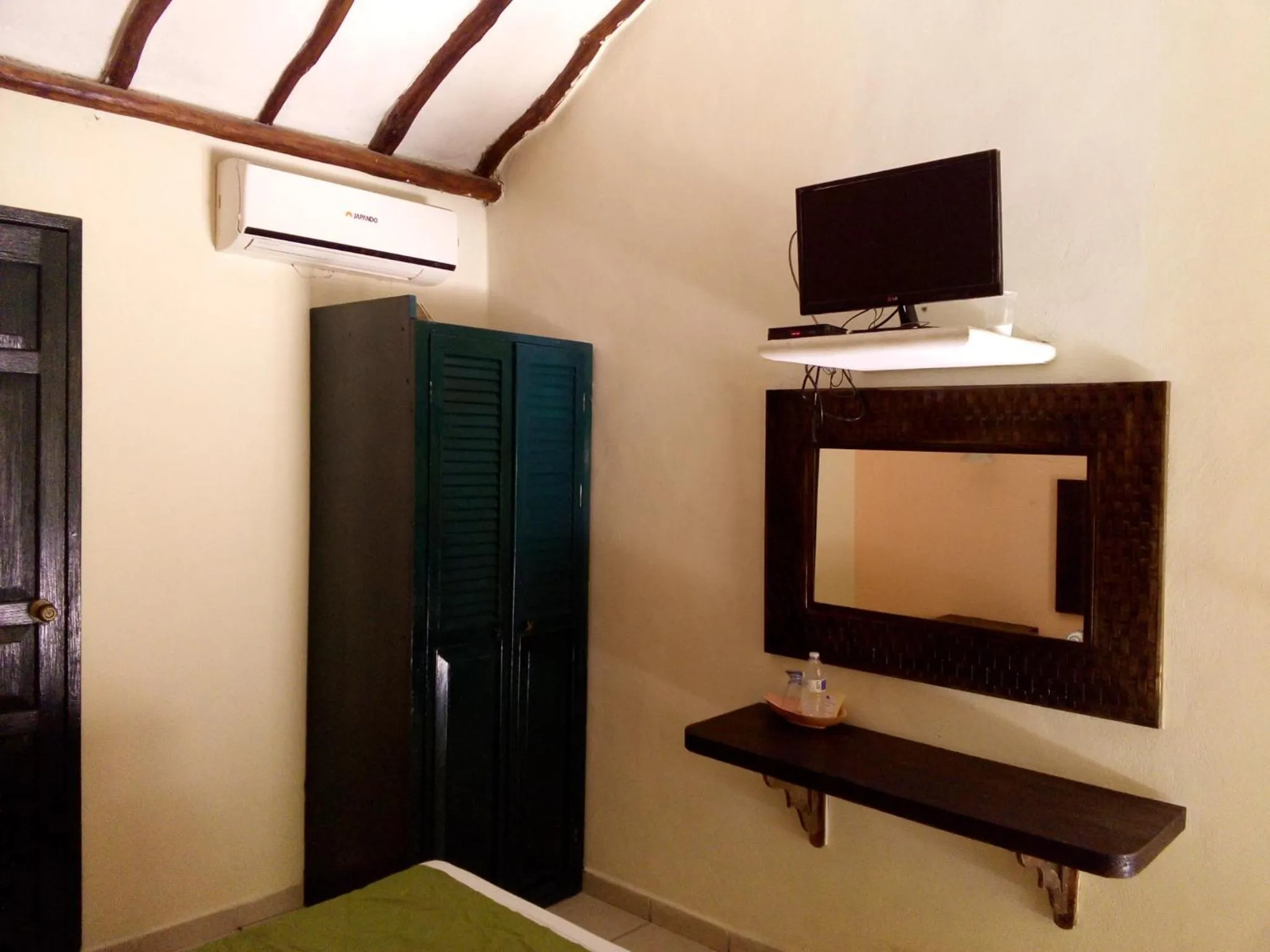 Bed, TV/Entertainment Center in Costa del Mar