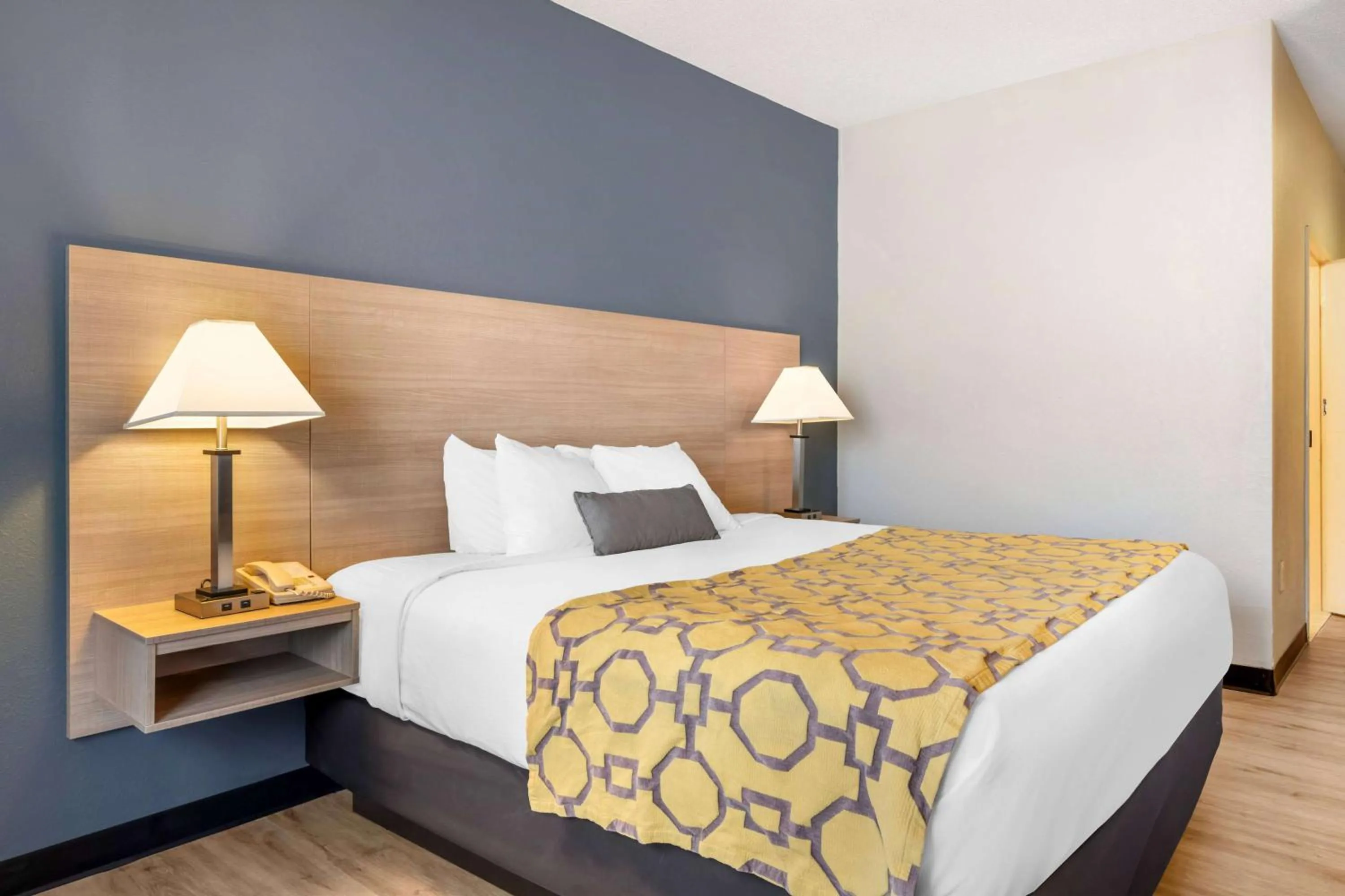 Photo of the whole room, Bed in Baymont by Wyndham Kennesaw