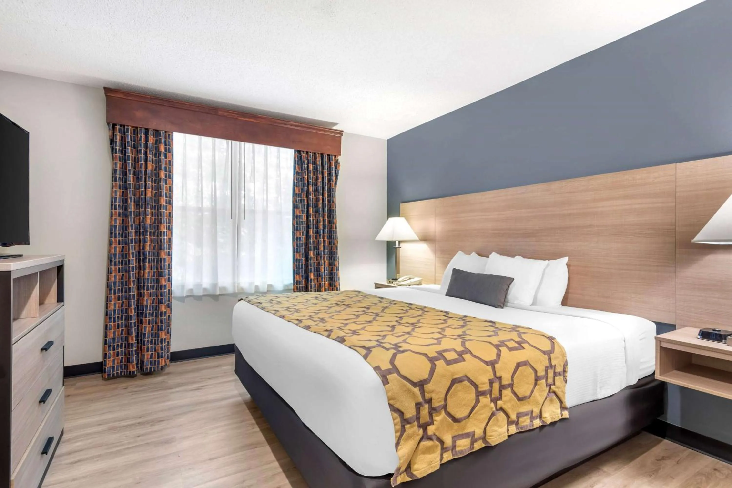 Photo of the whole room, Bed in Baymont by Wyndham Kennesaw