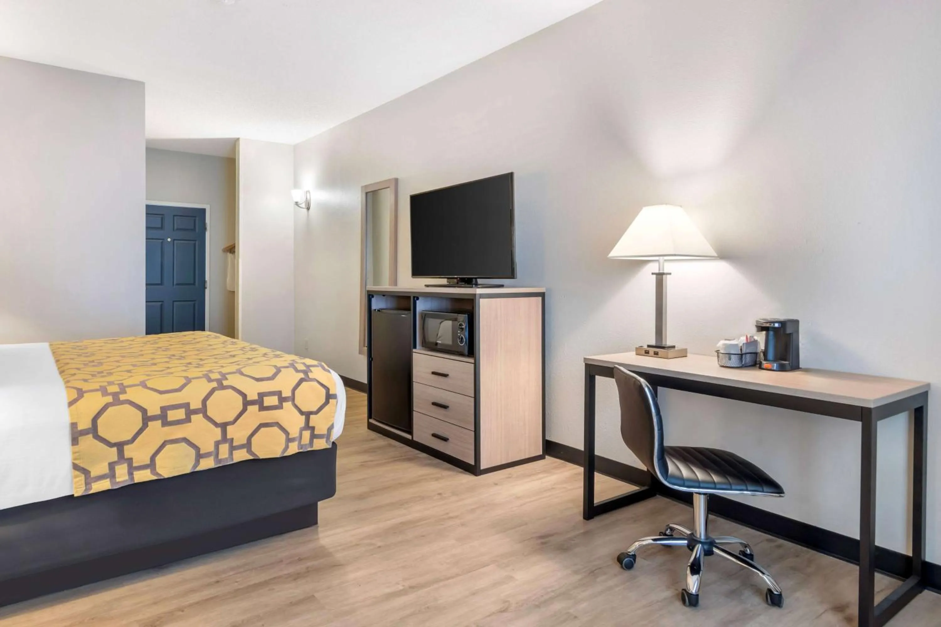 Photo of the whole room, Bed in Baymont by Wyndham Kennesaw