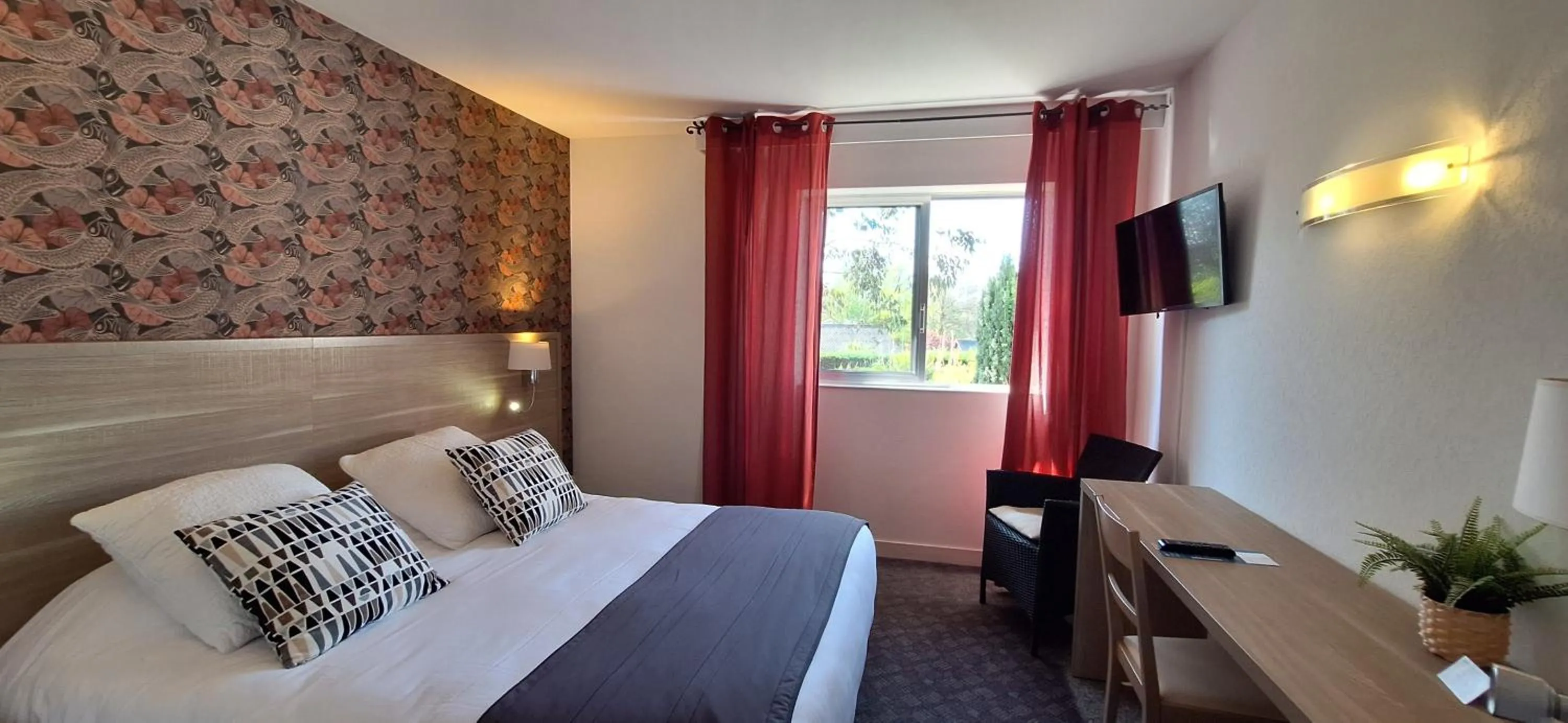 Bed in Brit Hotel le Cygne