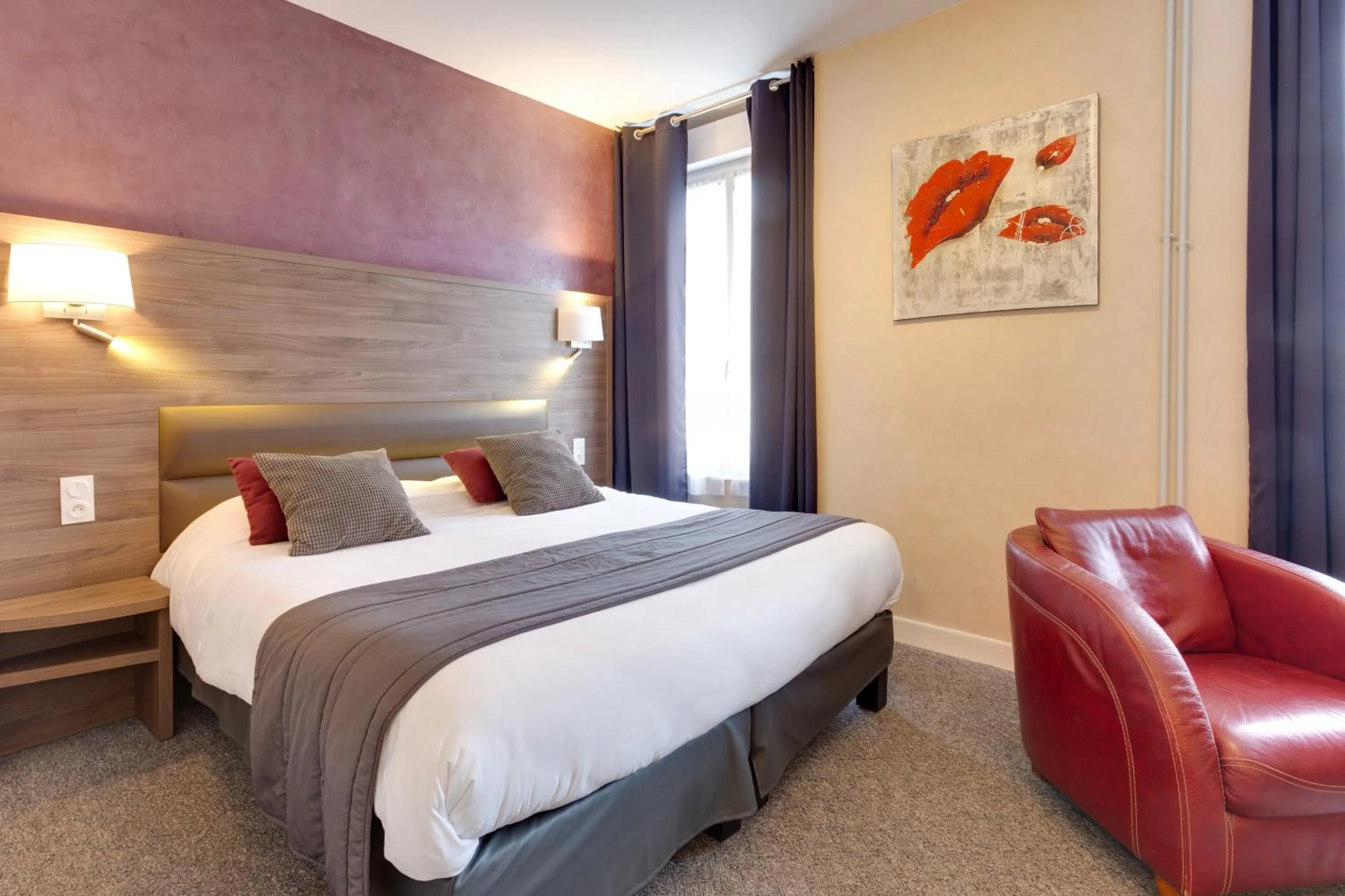 Photo of the whole room, Bed in Brit Hotel le Cygne