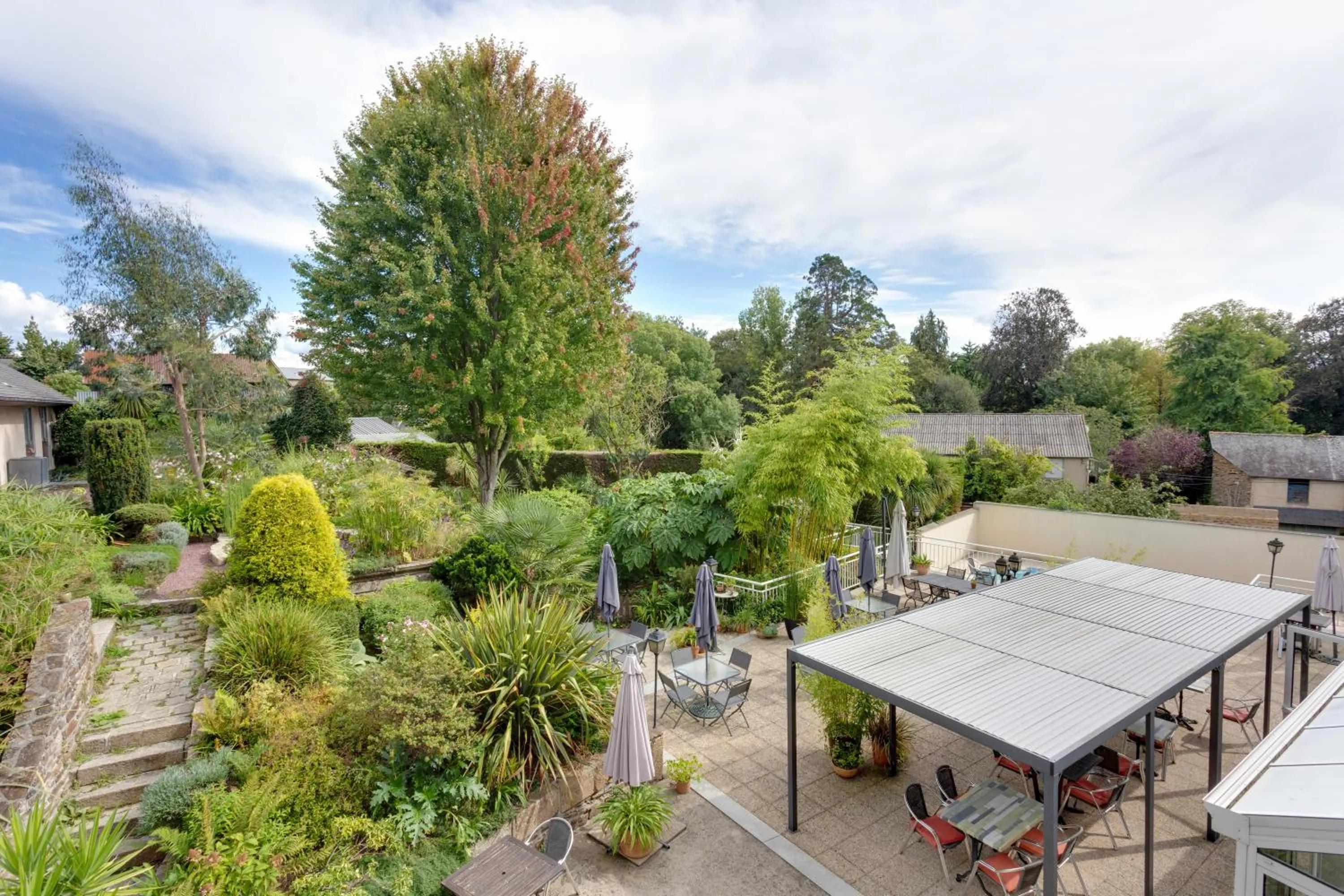 Garden in Brit Hotel le Cygne