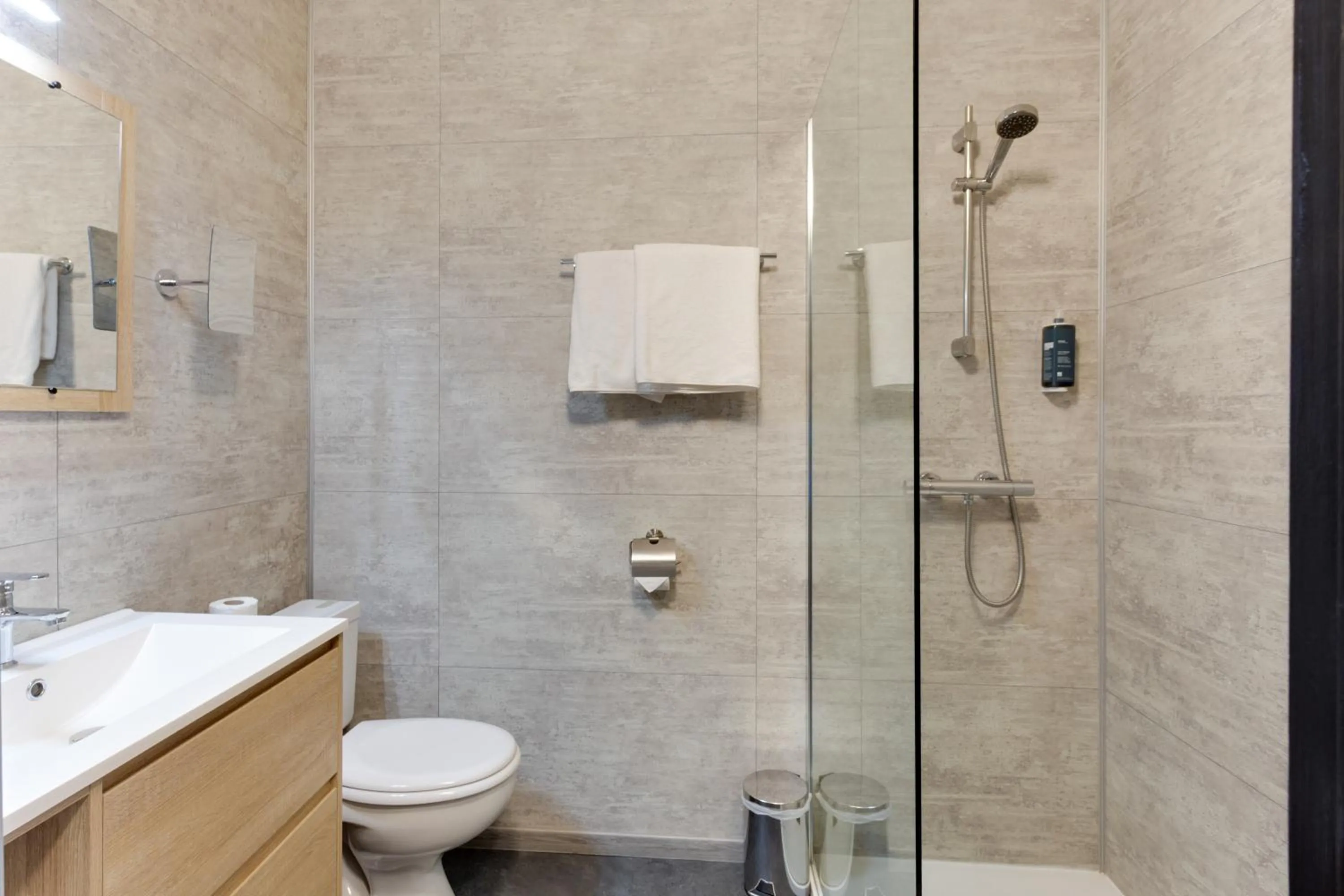 Bathroom in Brit Hotel le Cygne