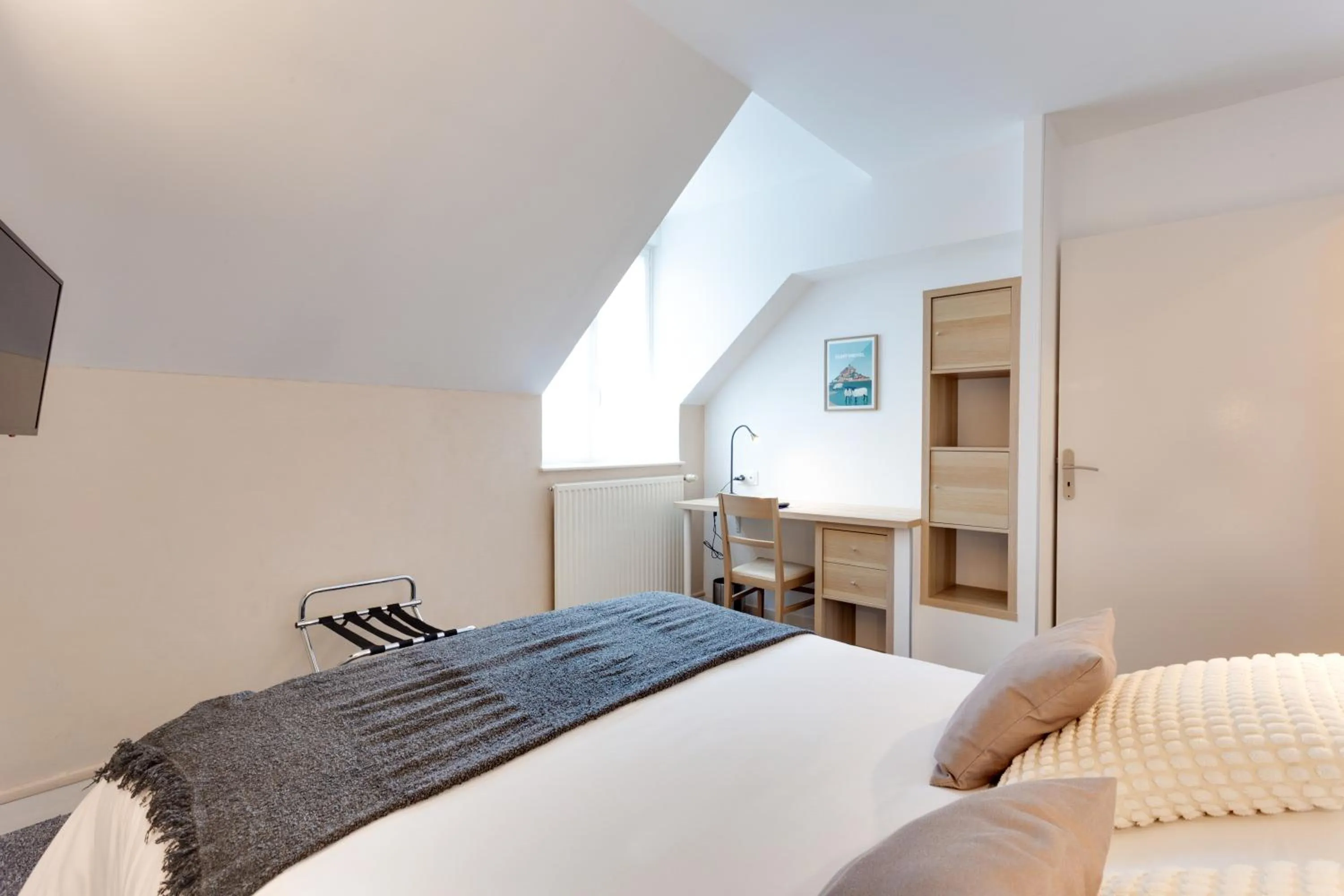 Photo of the whole room, Bed in Brit Hotel le Cygne