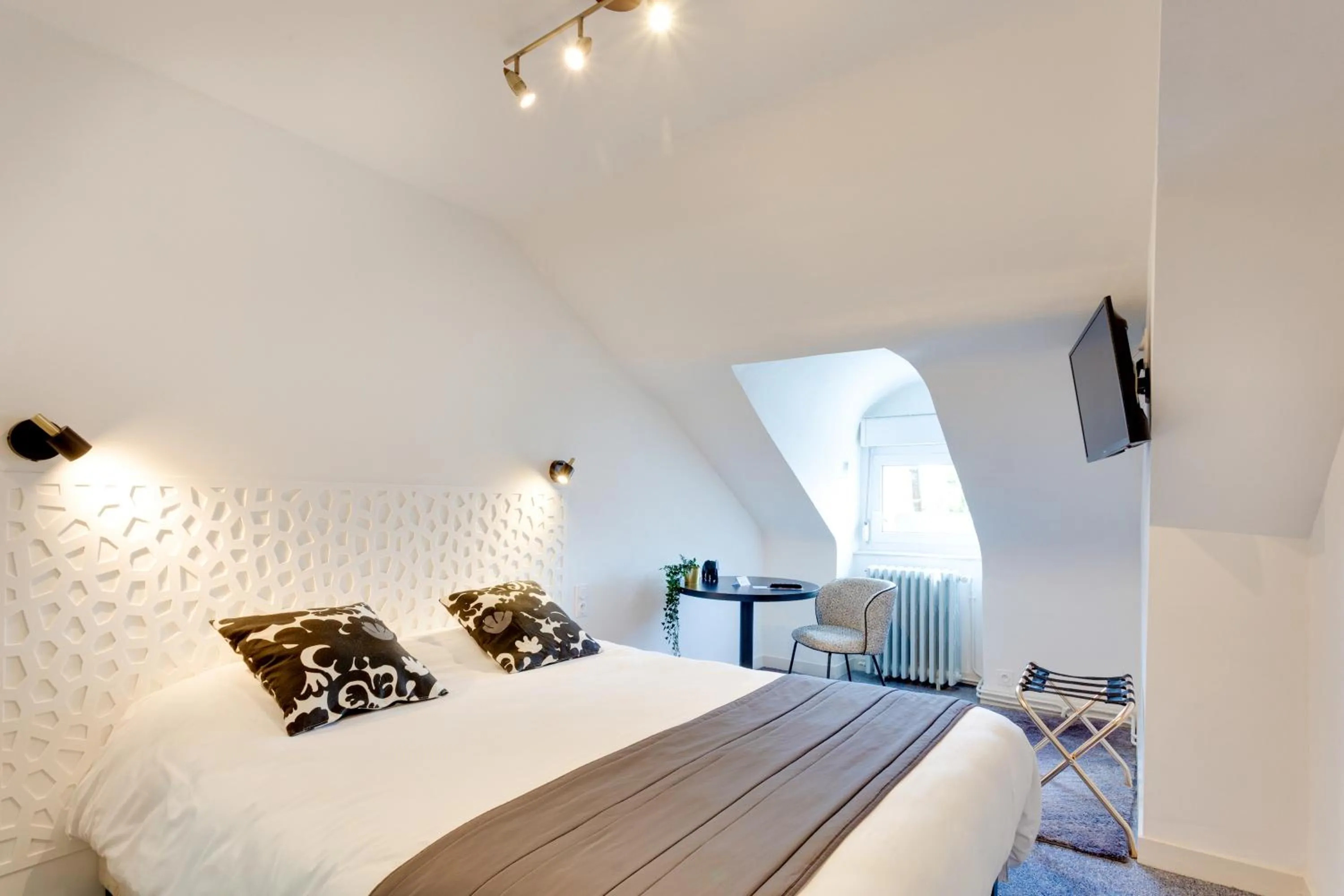 Photo of the whole room, Bed in Brit Hotel le Cygne