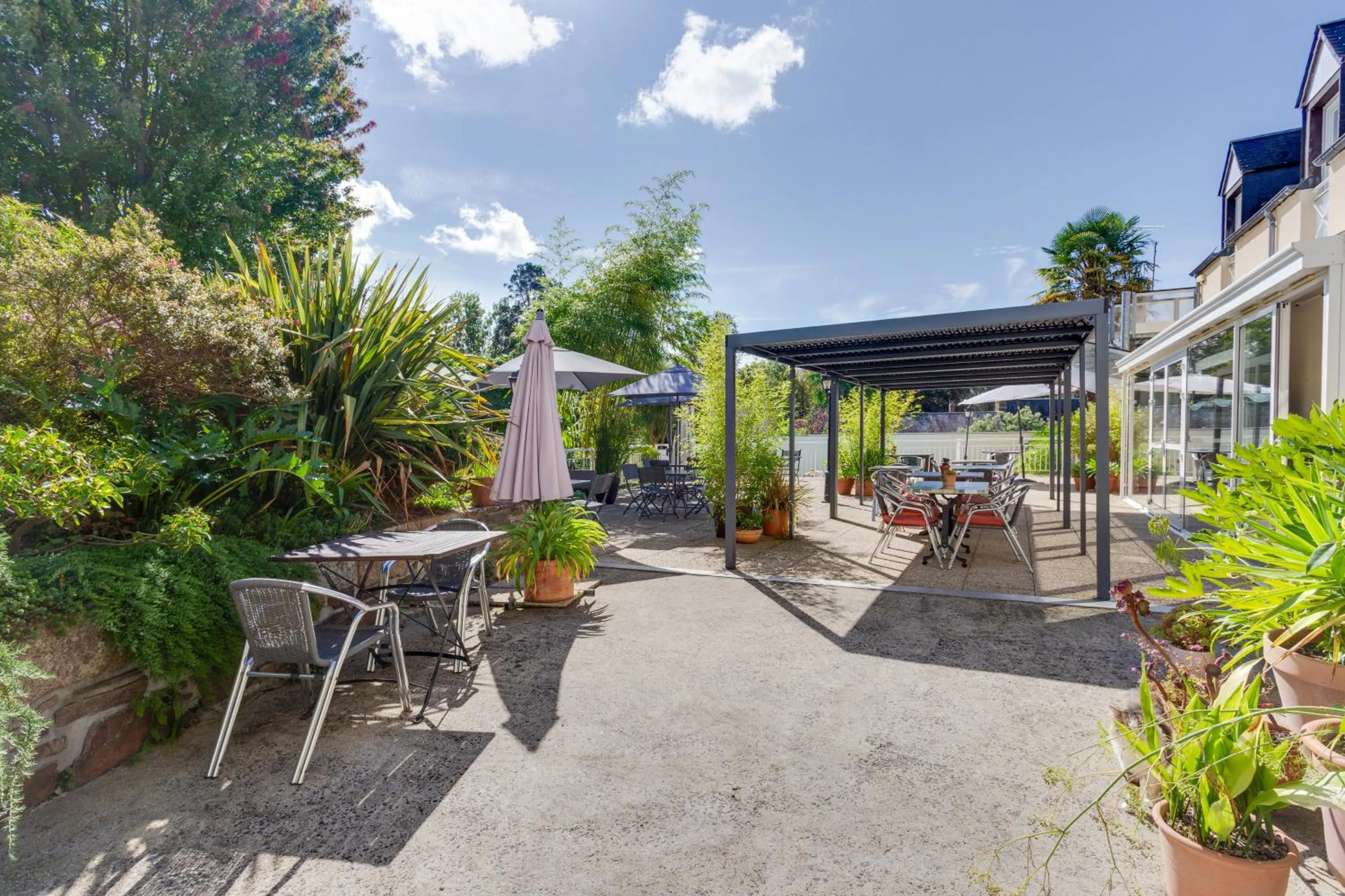 Patio in Brit Hotel le Cygne
