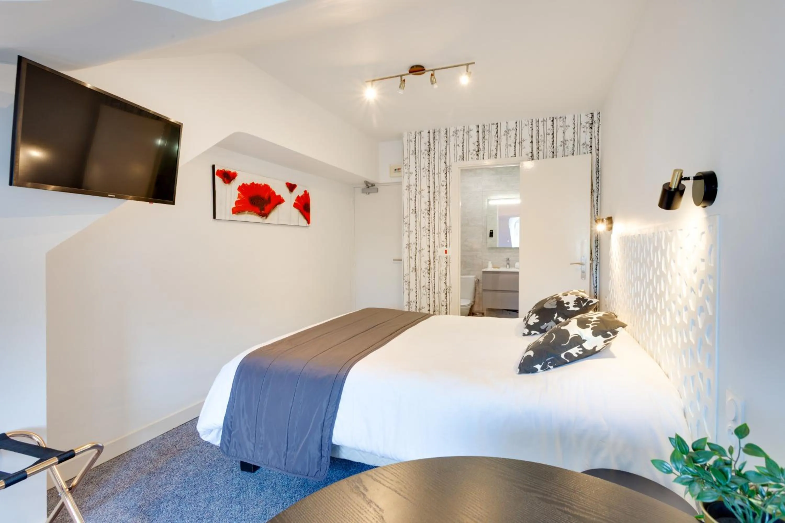 Photo of the whole room, Bed in Brit Hotel le Cygne